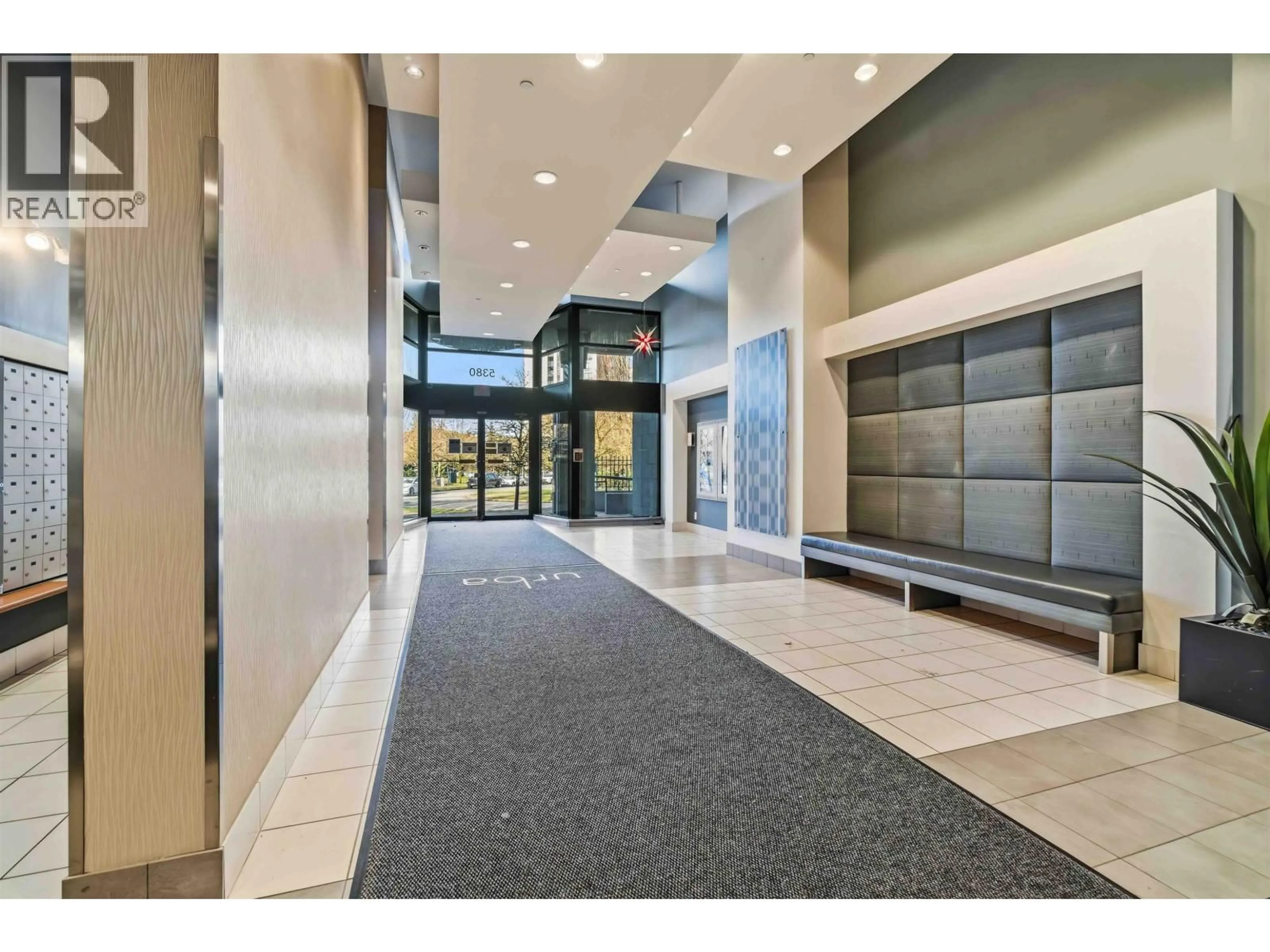 Indoor foyer for 805 - 5380 OBEN STREET, Vancouver British Columbia V5R6H7
