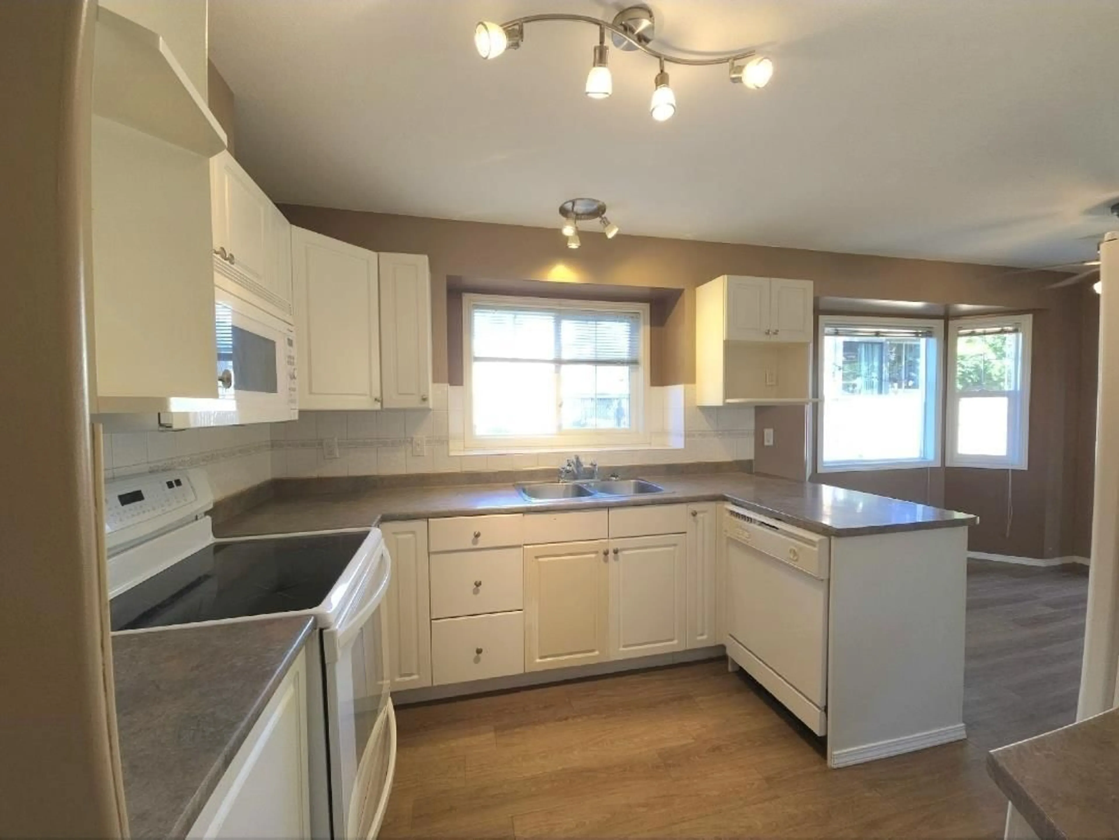 Standard kitchen, unknown for 106 - 46451 MAPLE AVENUE, Chilliwack British Columbia V2P2J7