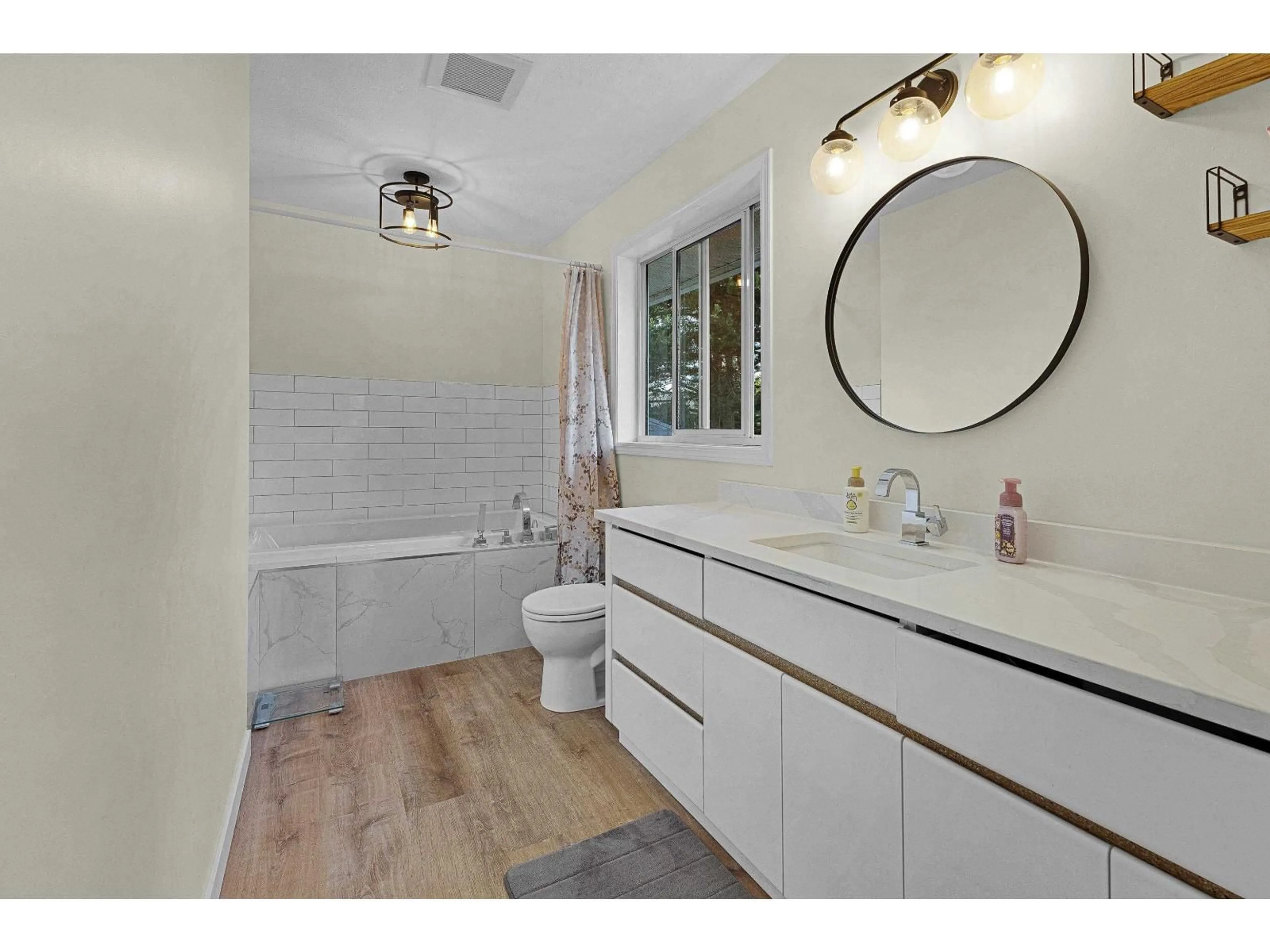 Standard bathroom, ceramic/tile floor for 14247 86 AVENUE, Surrey British Columbia V3W0S6