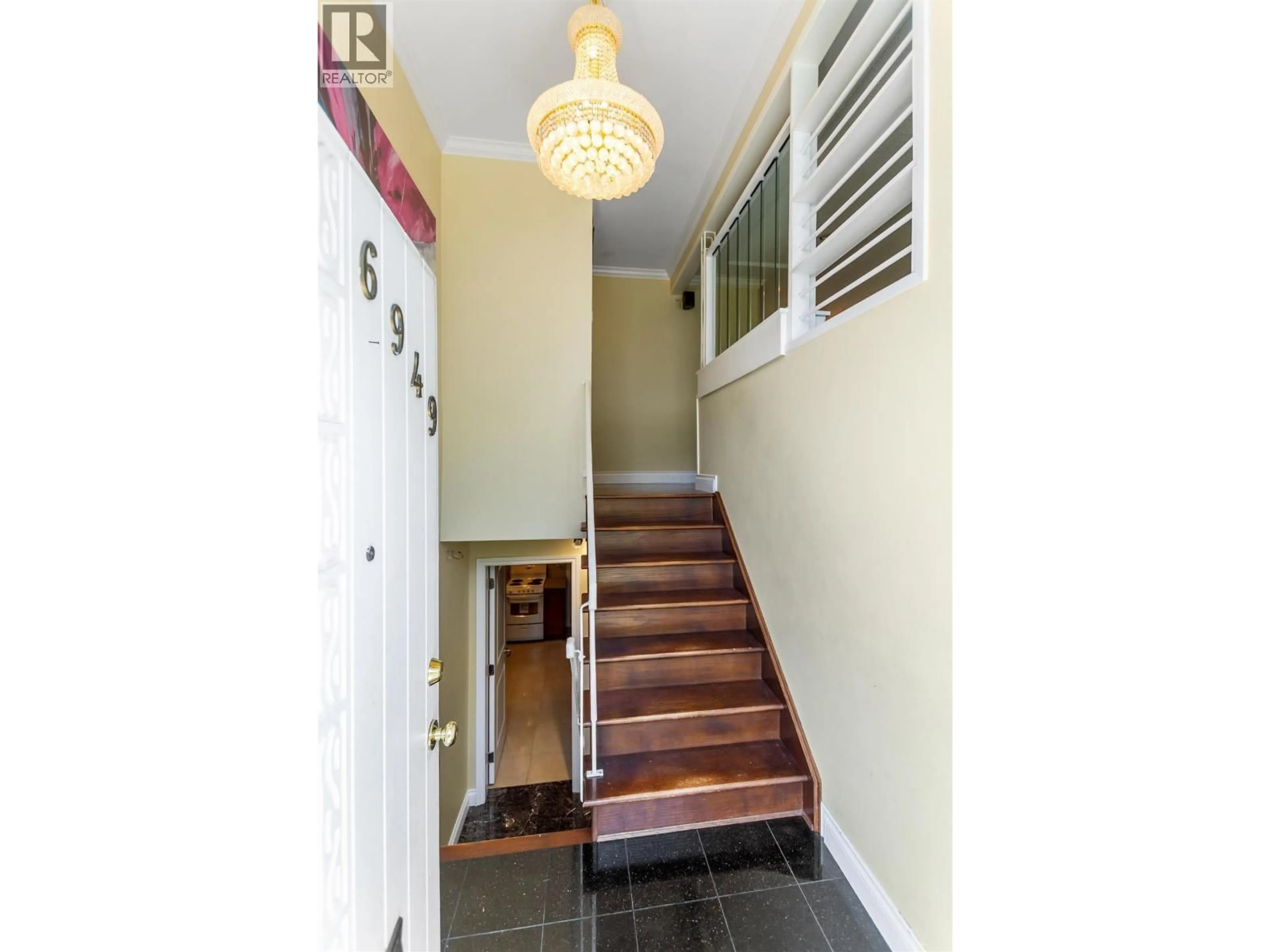Indoor entryway for 6949 HALIFAX STREET, Burnaby British Columbia V5B2R3