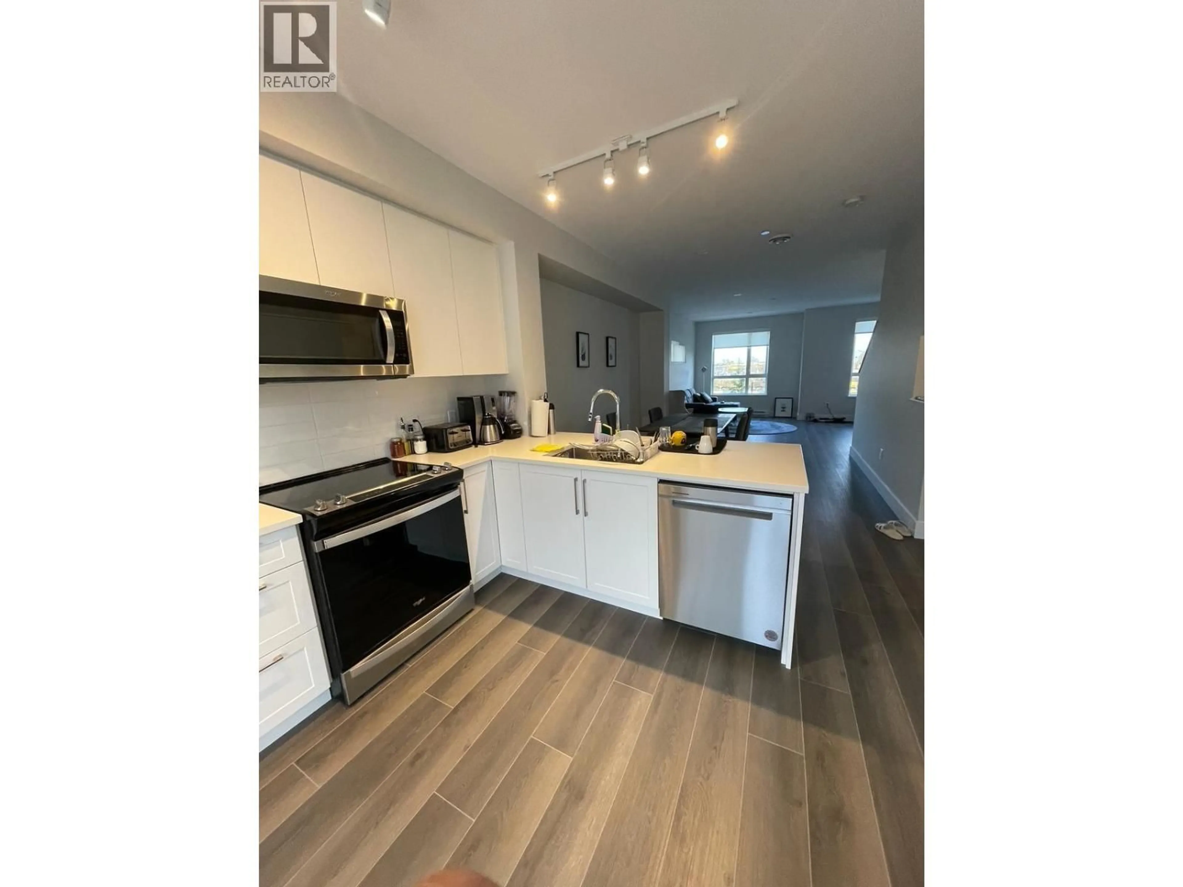 Open concept kitchen, wood/laminate floor for 17 - 4745 SPRUCE WAY, Tsawwassen British Columbia V4M0E8