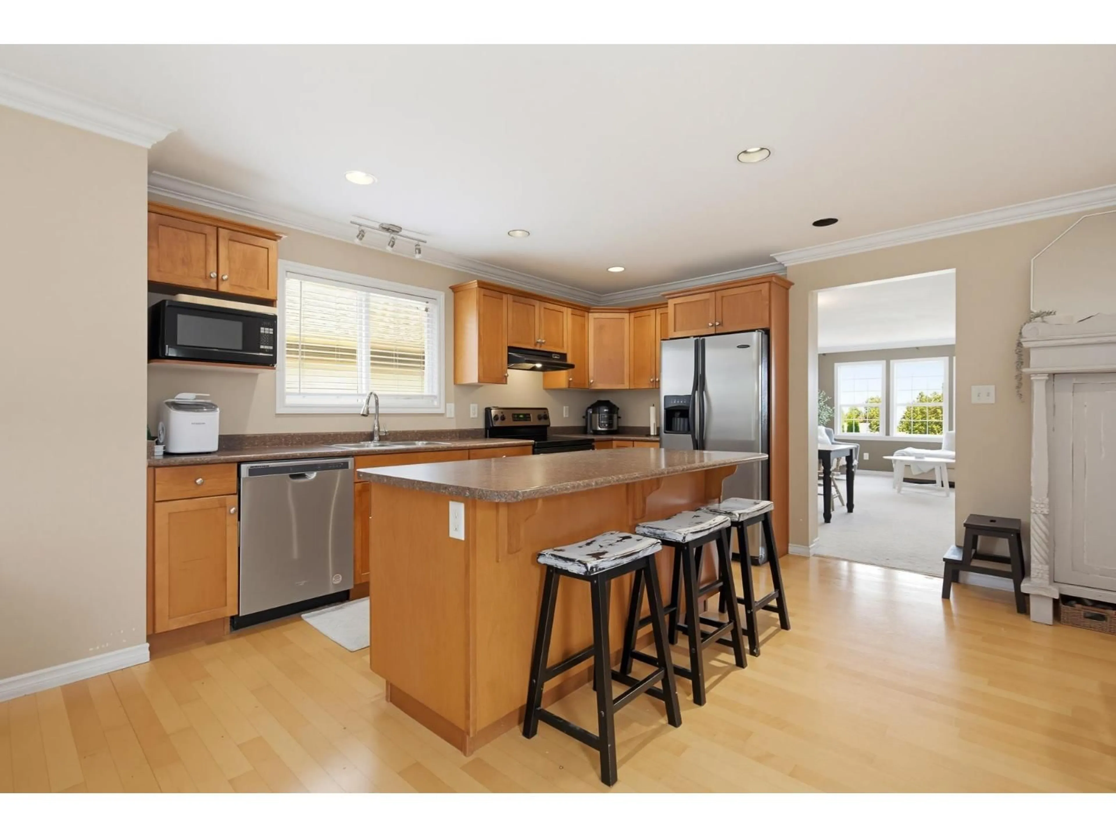 Open concept kitchen, wood/laminate floor for 46193 STONEVIEW DRIVE, Chilliwack British Columbia V2R5W8