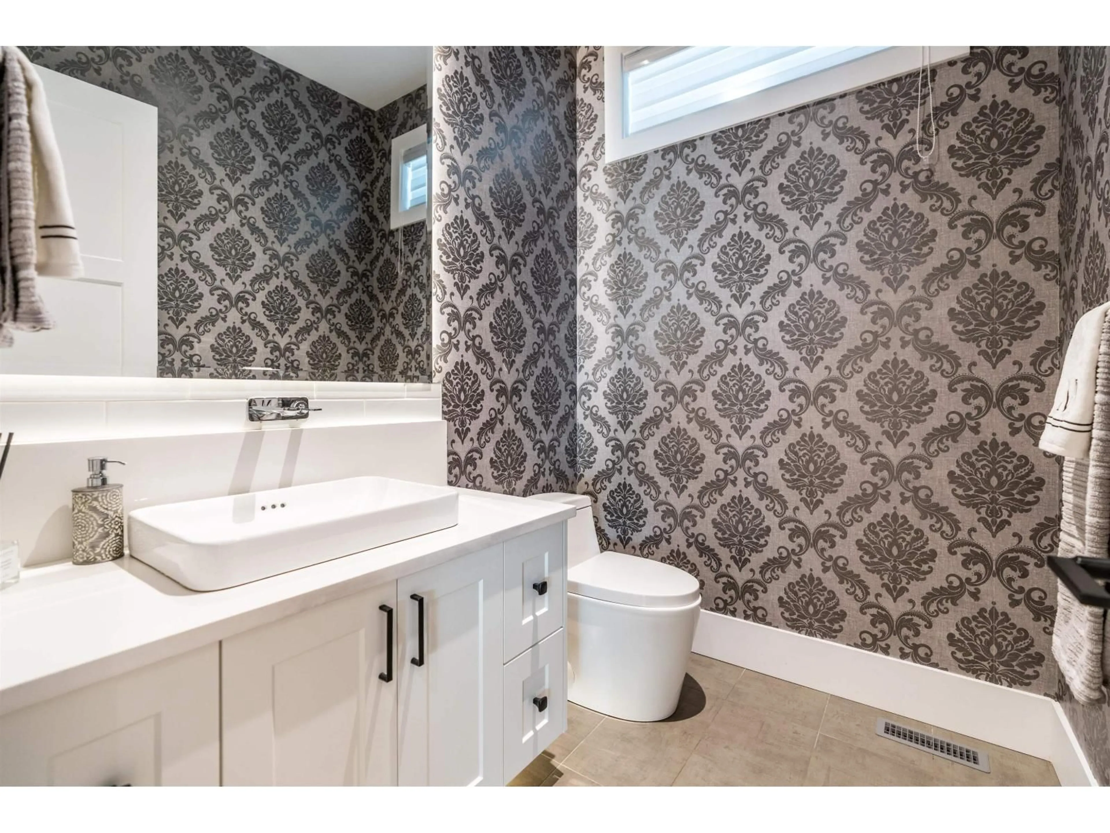 Contemporary bathroom, ceramic/tile floor for 9732 182 STREET, Surrey British Columbia V4N5A9