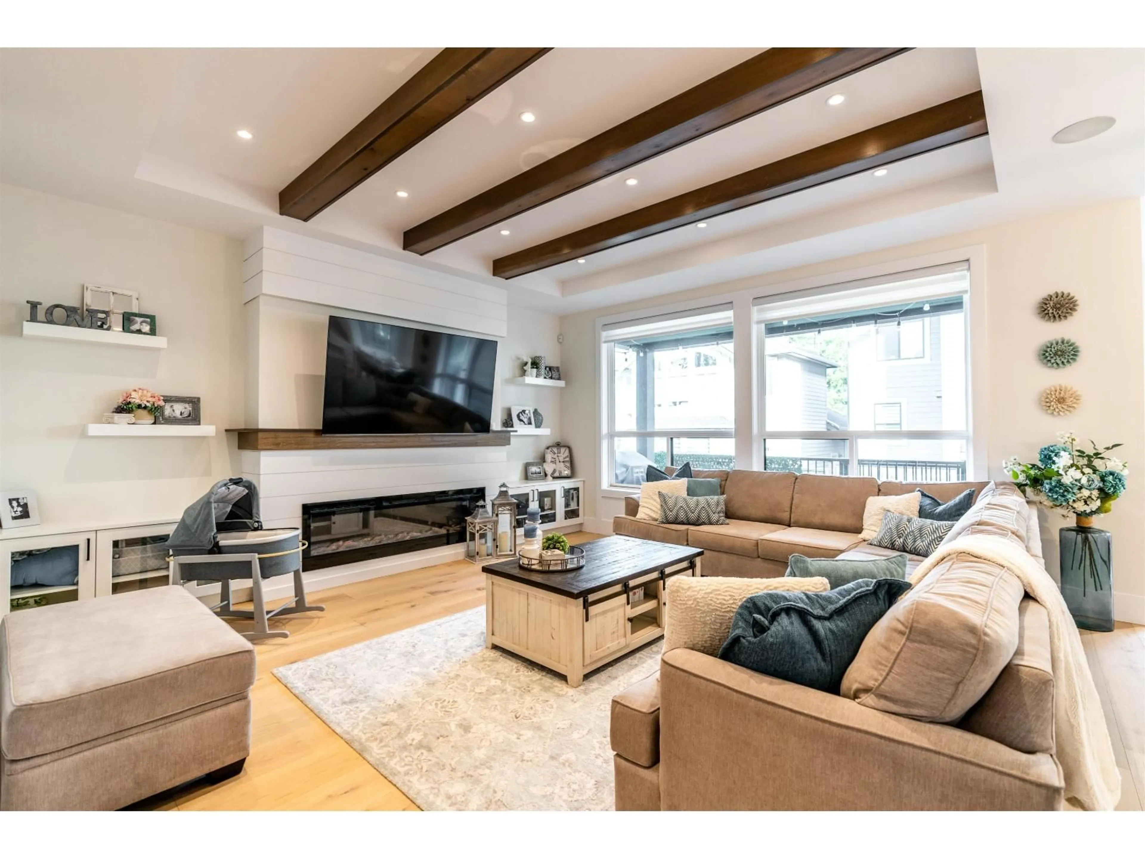 Living room with furniture, wood/laminate floor for 9732 182 STREET, Surrey British Columbia V4N5A9