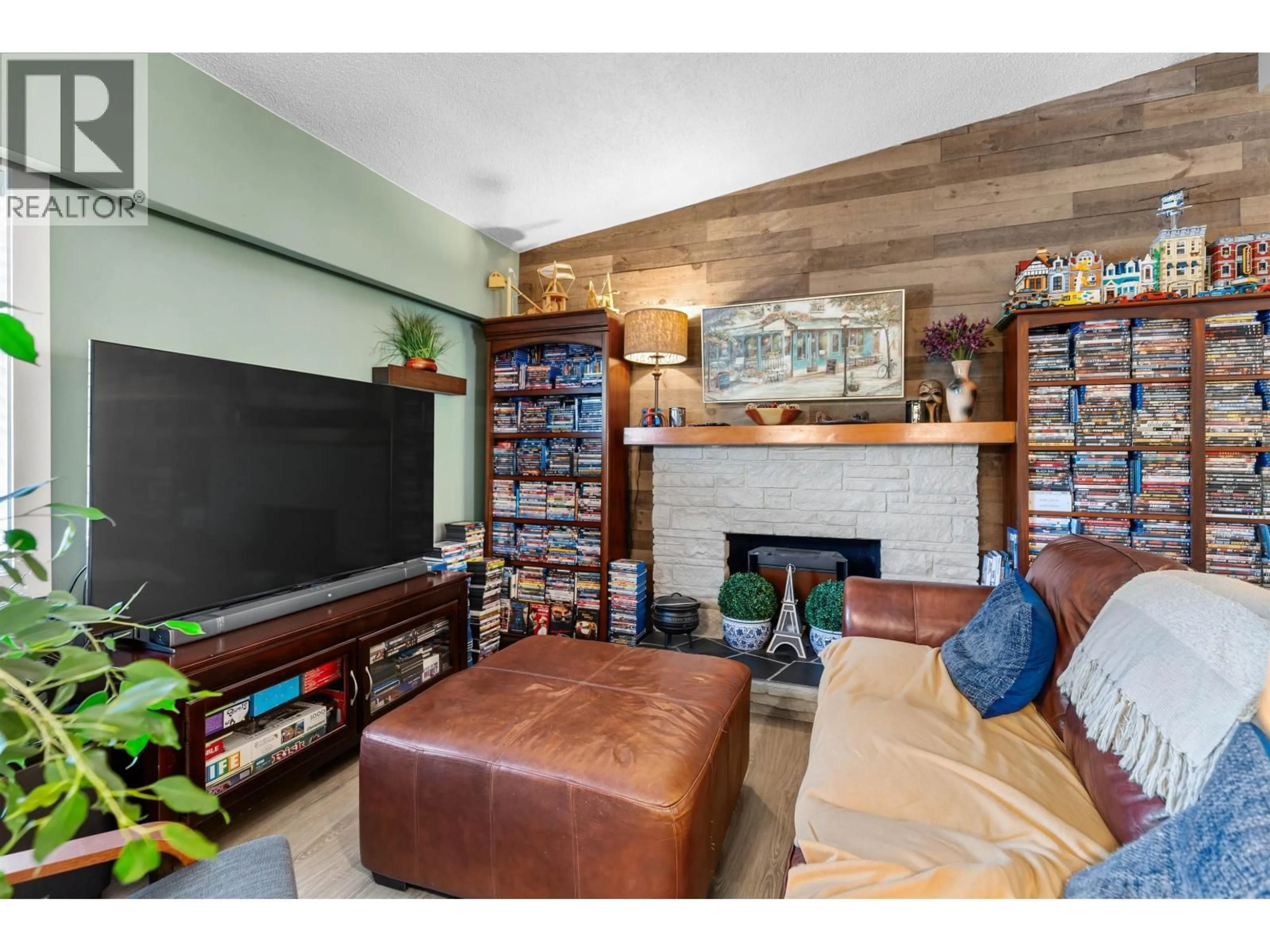 Living room with furniture, wood/laminate floor for 2760 HAMMOND AVENUE, Prince George British Columbia V2M1A5
