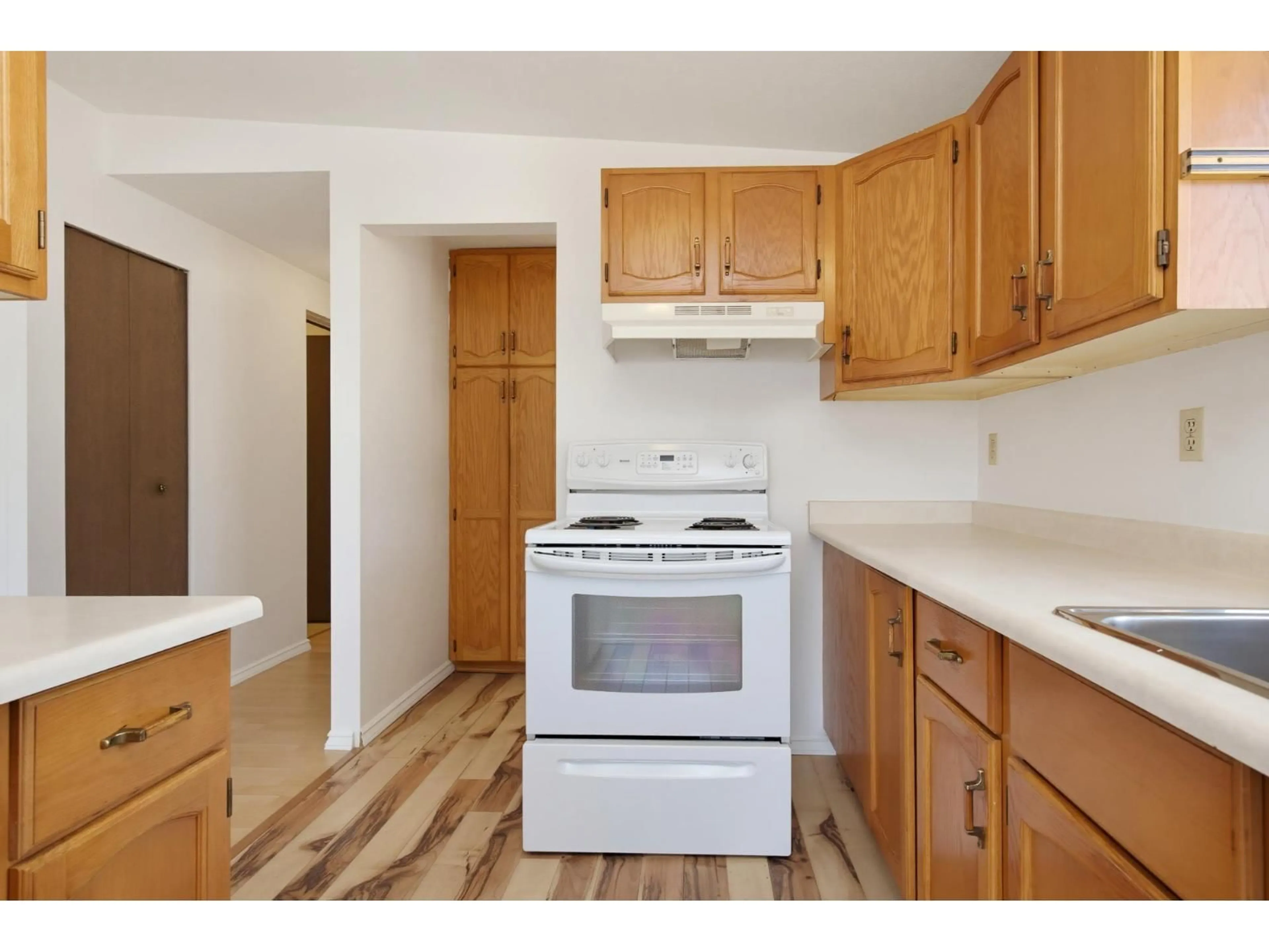 Standard kitchen, wood/laminate floor for 190 - 27111 0 AVENUE, Langley British Columbia V4A6Y8