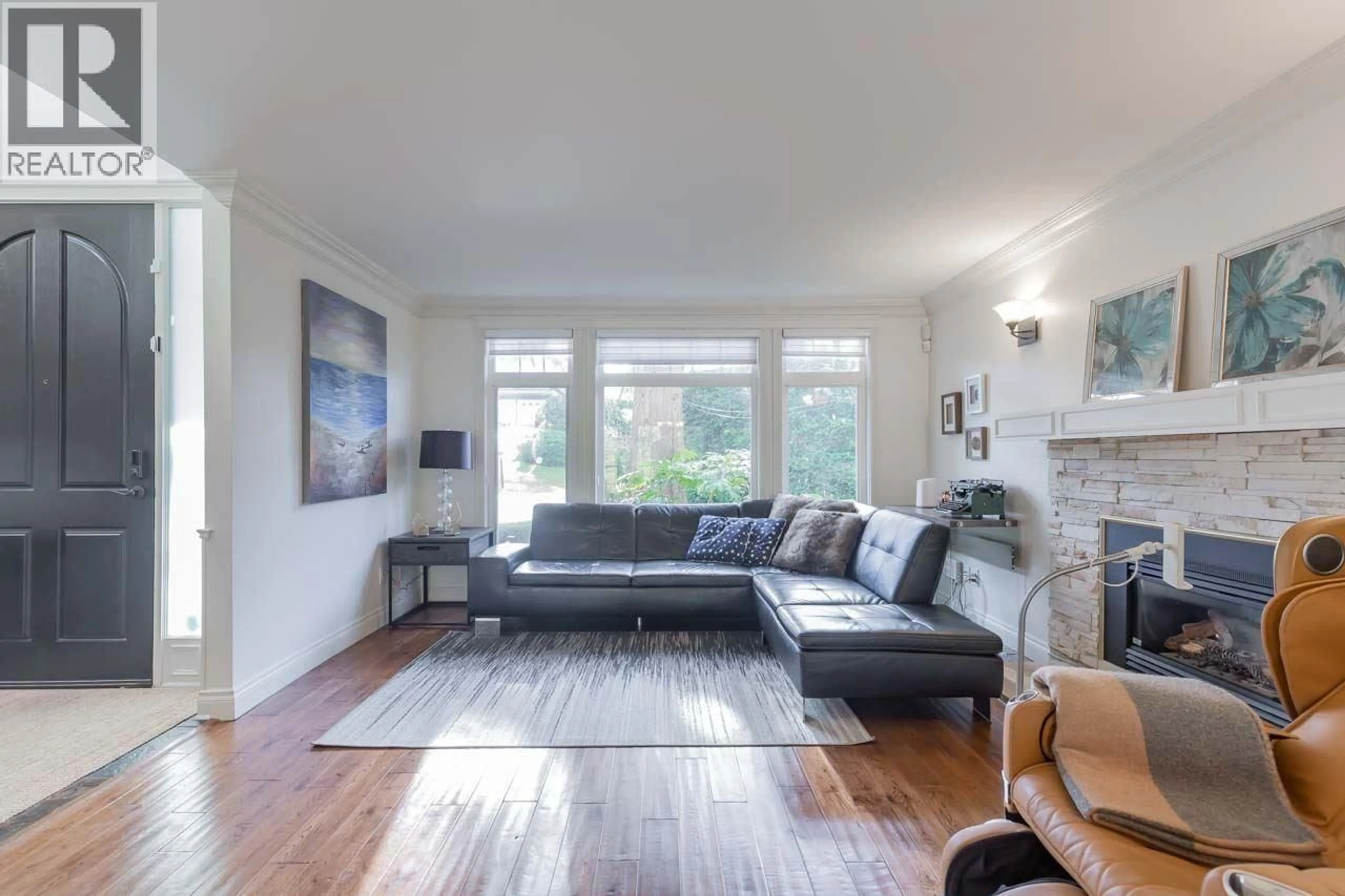 Living room with furniture, wood/laminate floor for 5890 BRAEMAR AVENUE, Burnaby British Columbia V5E3L5