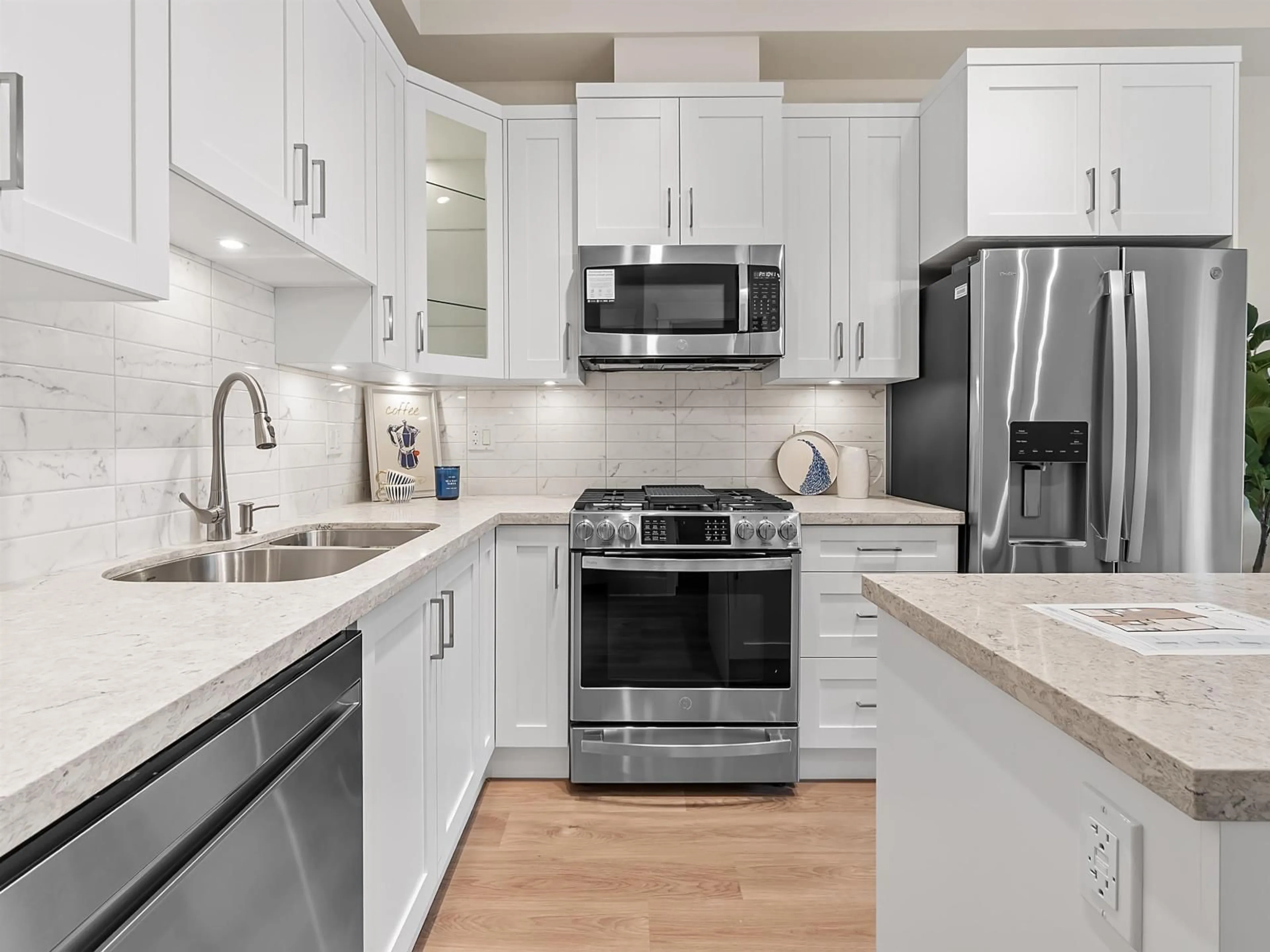Open concept kitchen, ceramic/tile floor for 210 - 20926 83 AVENUE, Langley British Columbia V2Y3Y9