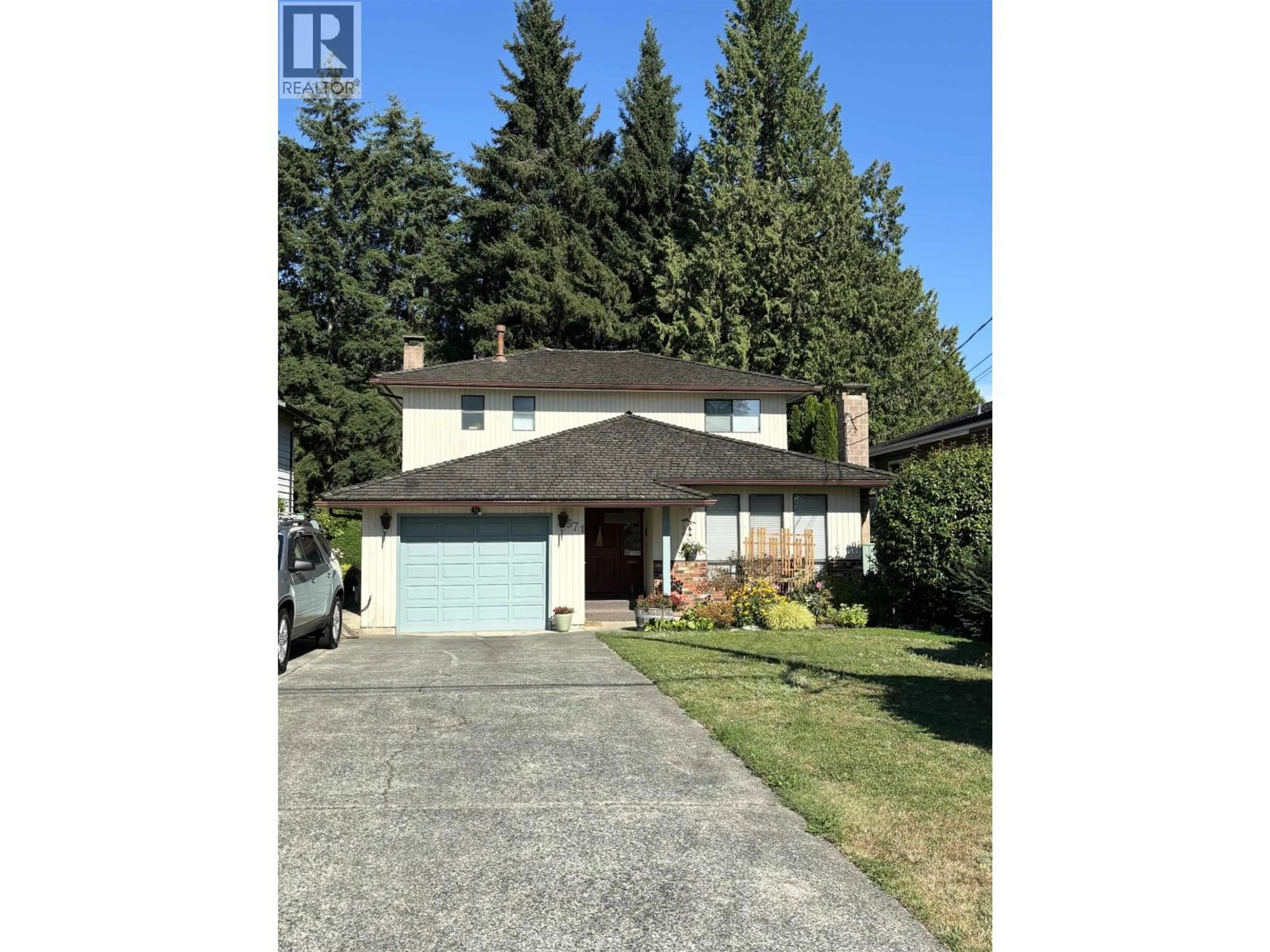 A pic from outside/outdoor area/front of a property/back of a property/a pic from drone, street for 571 BERRY STREET, Coquitlam British Columbia V3J5T5