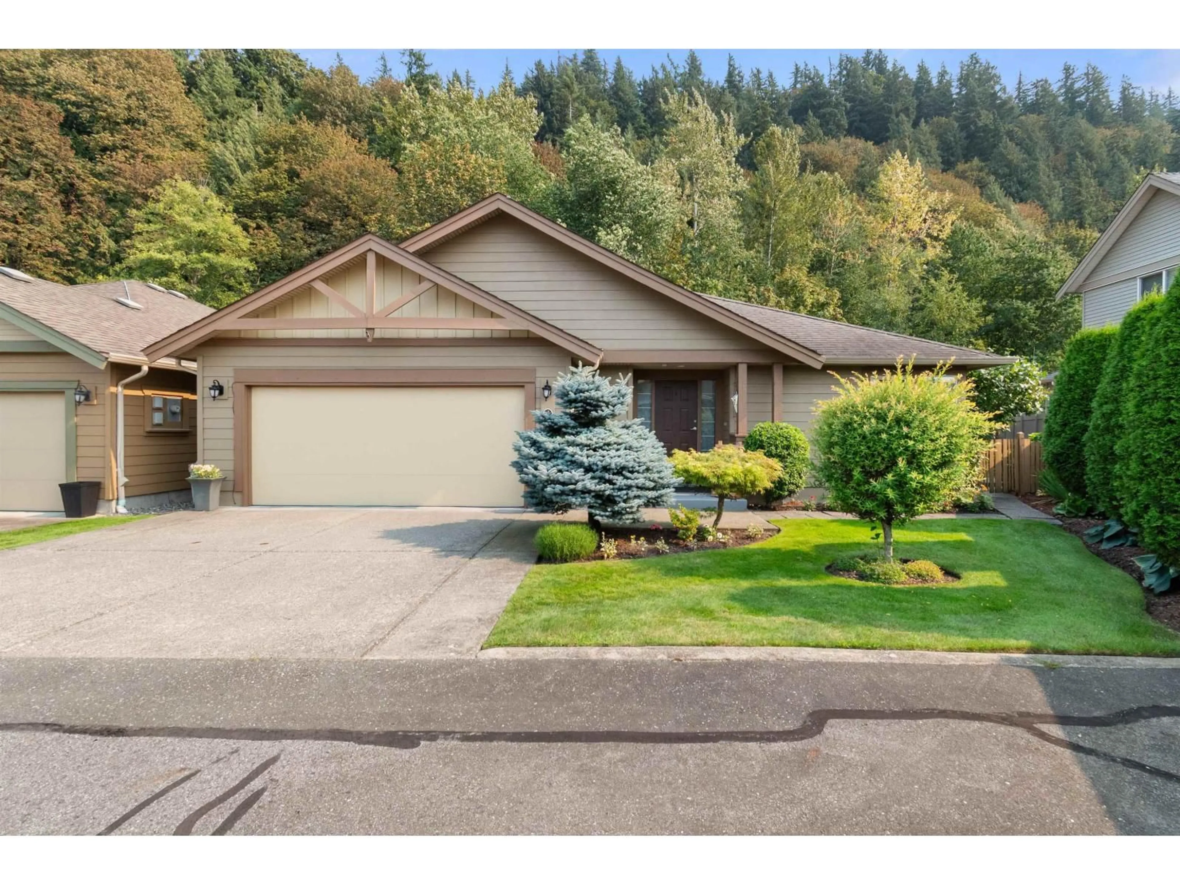 Home with vinyl exterior material, street for 164 - 46000 THOMAS ROAD, Chilliwack British Columbia V2R5W6