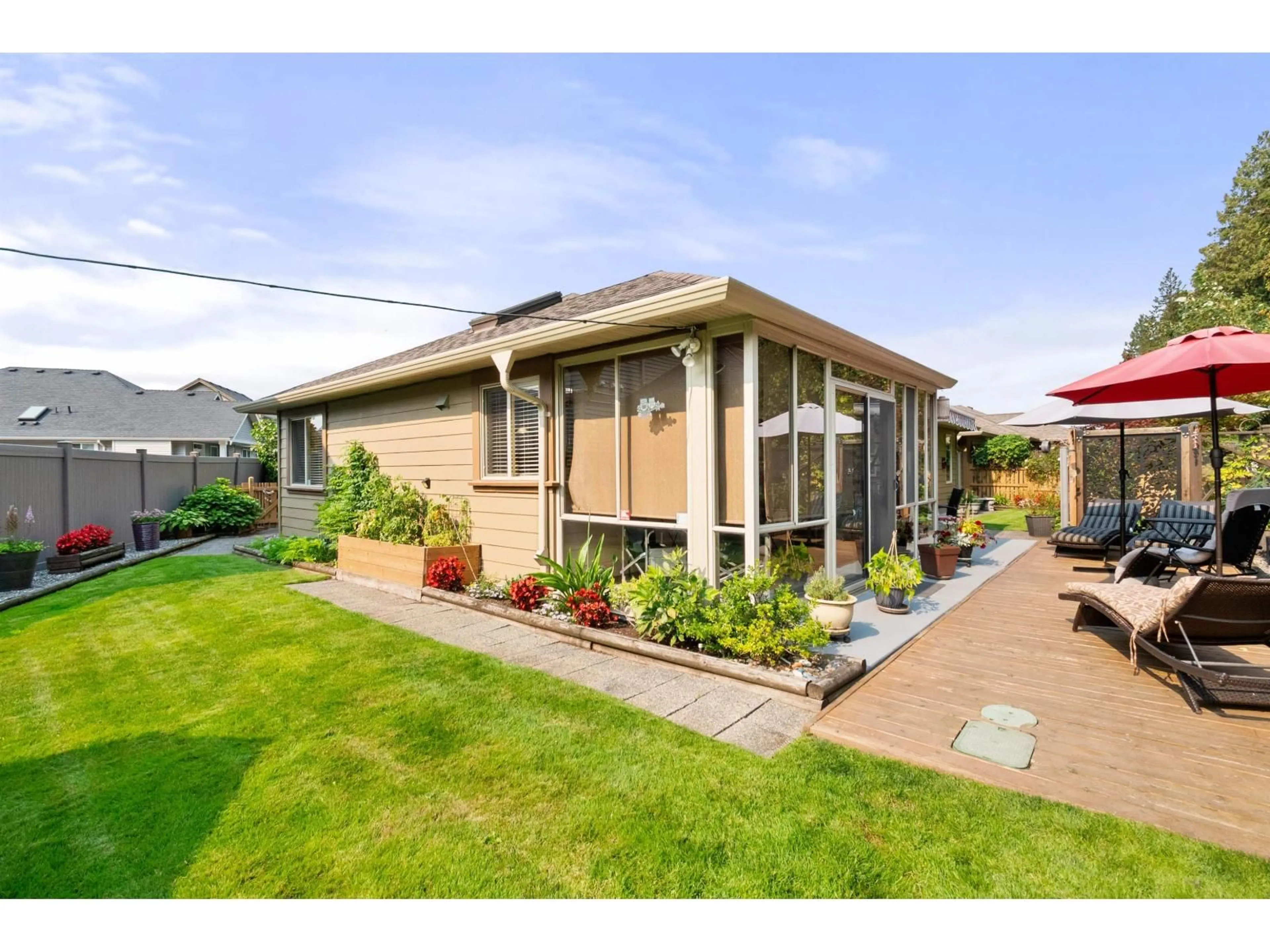 Home with vinyl exterior material, street for 164 - 46000 THOMAS ROAD, Chilliwack British Columbia V2R5W6