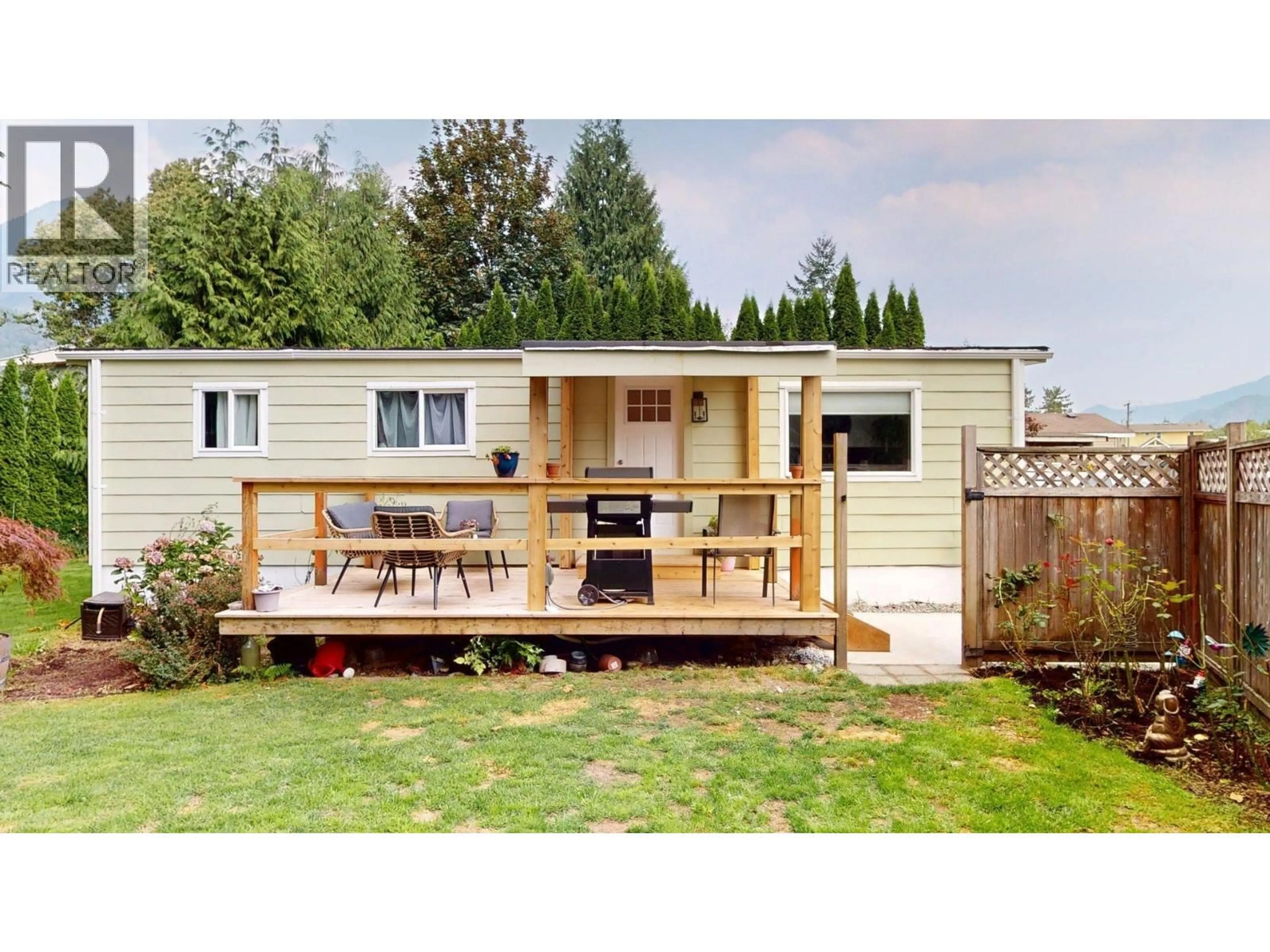 Home with vinyl exterior material, unknown for 8 - 39884 GOVERNMENT ROAD, Squamish British Columbia V8B0B1