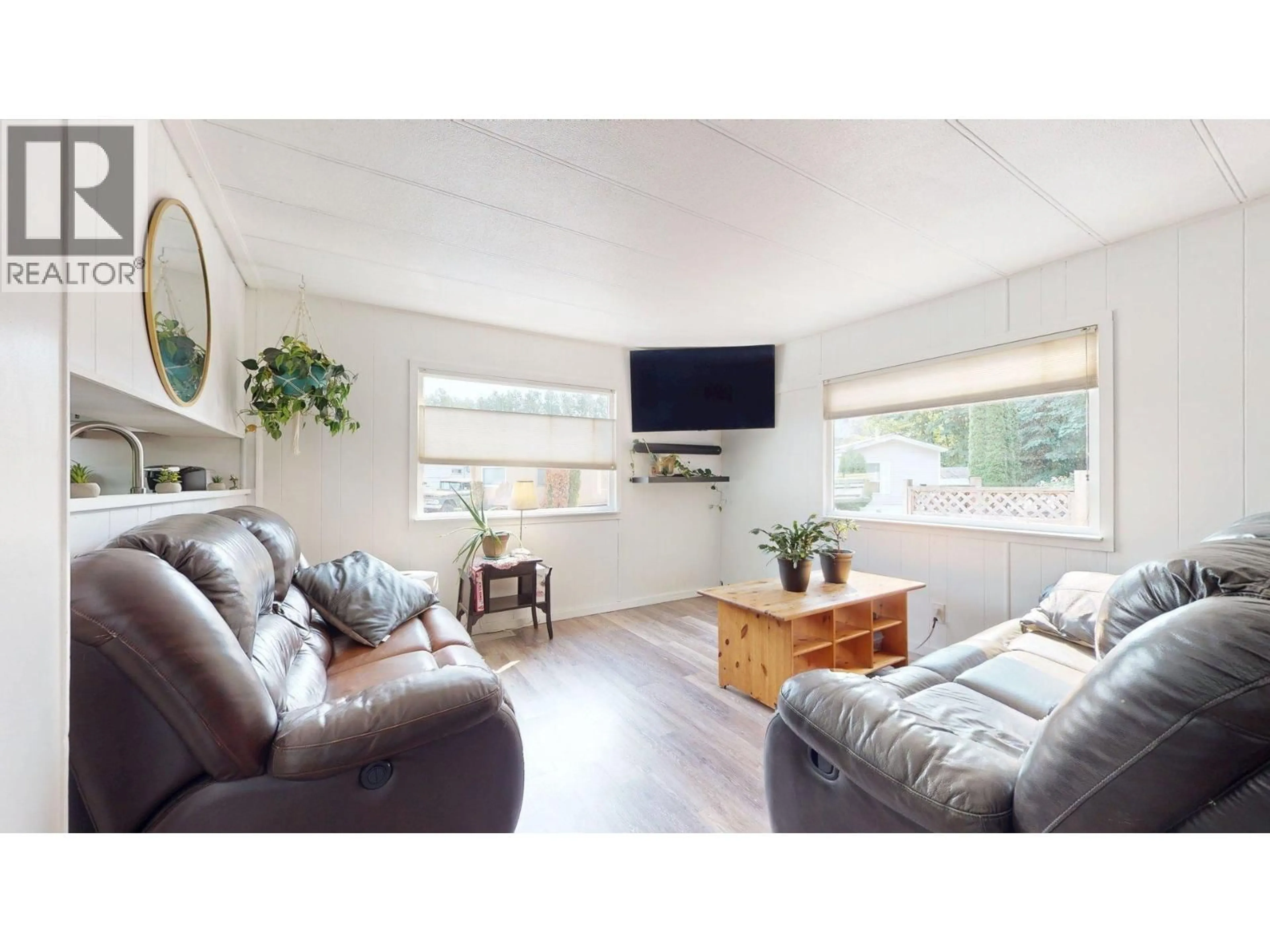 Living room with furniture, wood/laminate floor for 8 - 39884 GOVERNMENT ROAD, Squamish British Columbia V8B0B1