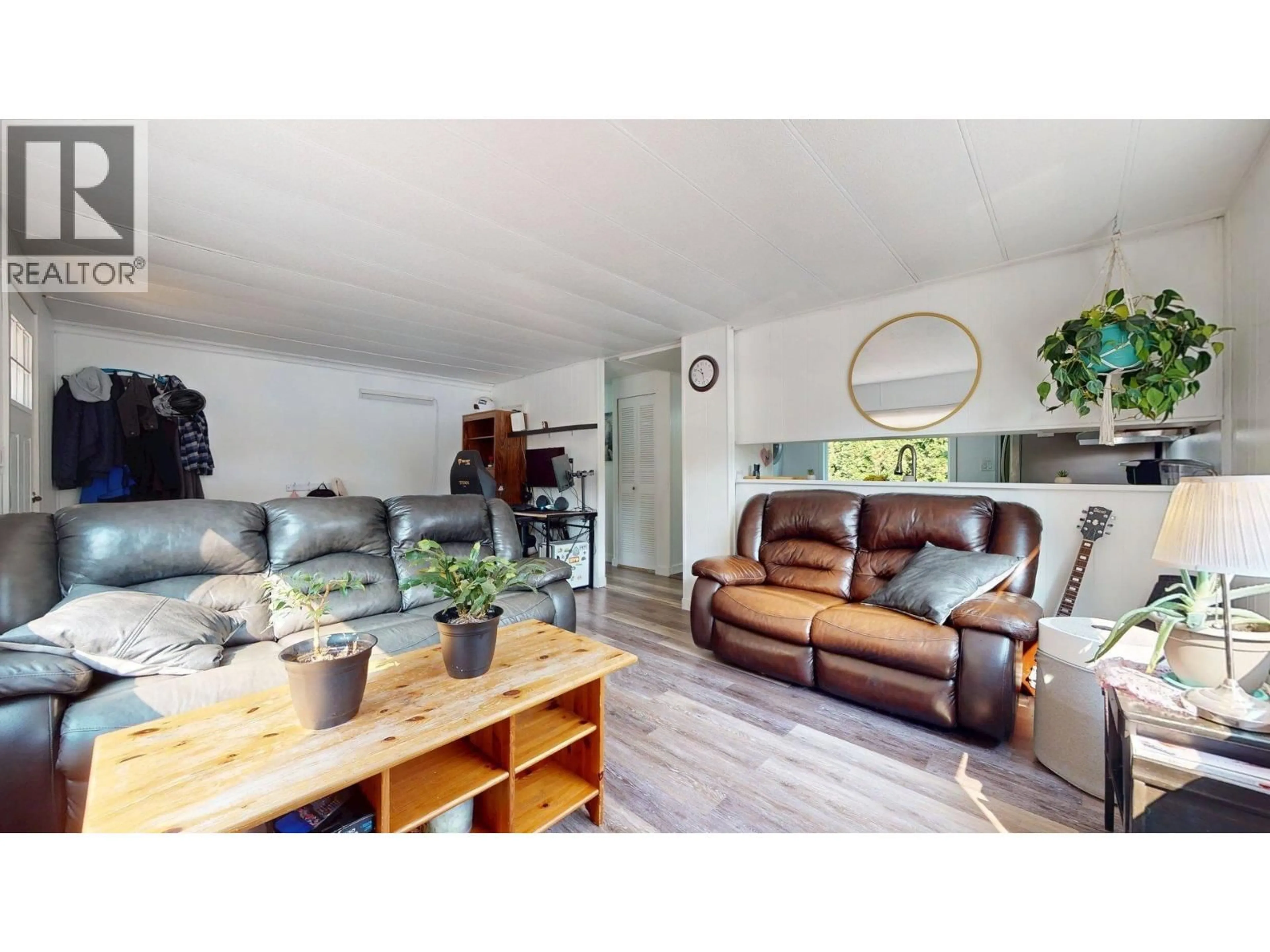 Living room with furniture, wood/laminate floor for 8 - 39884 GOVERNMENT ROAD, Squamish British Columbia V8B0B1