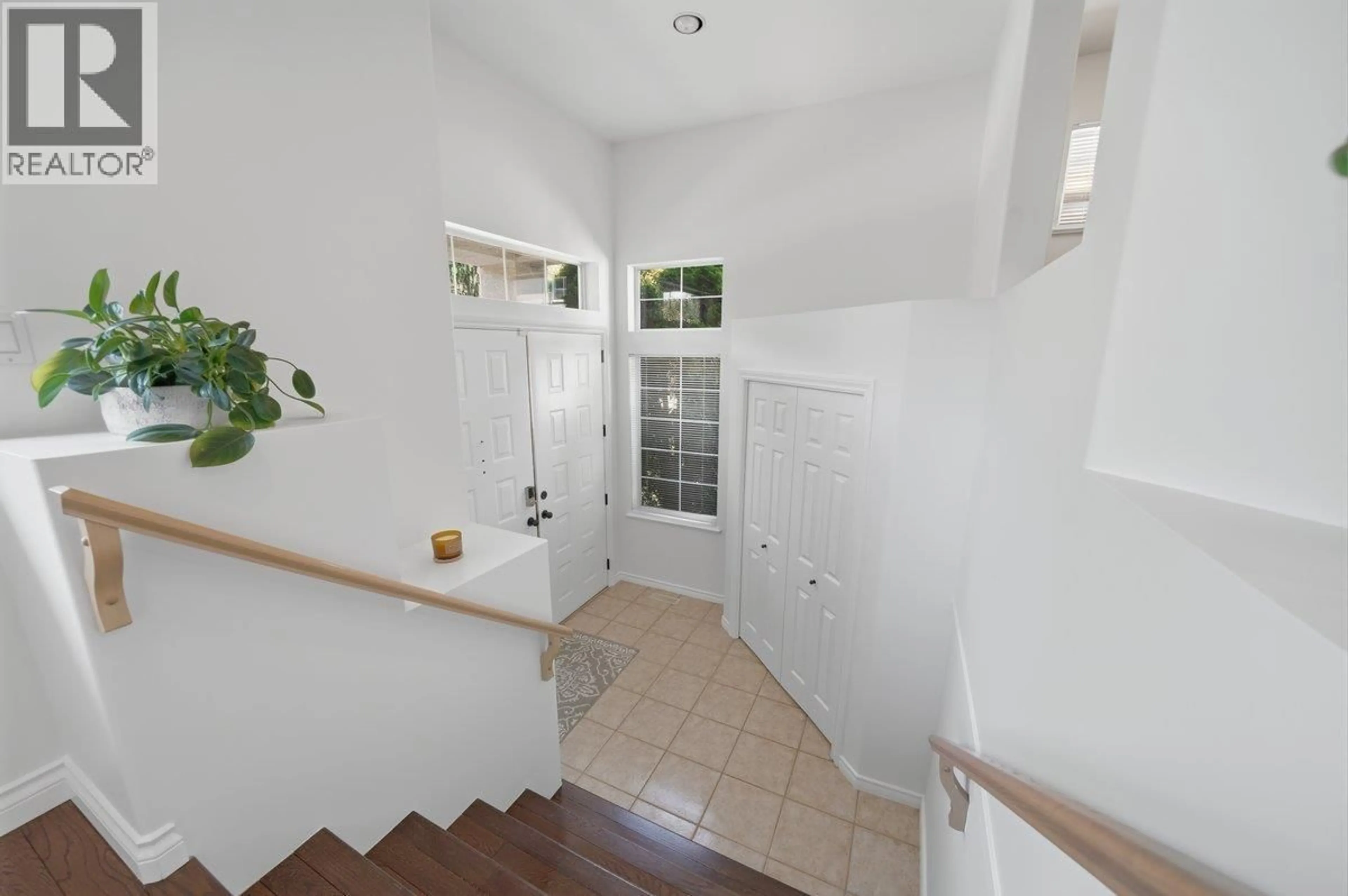 Indoor entryway for 1983 PARKWAY BOULEVARD, Coquitlam British Columbia V3E3J8