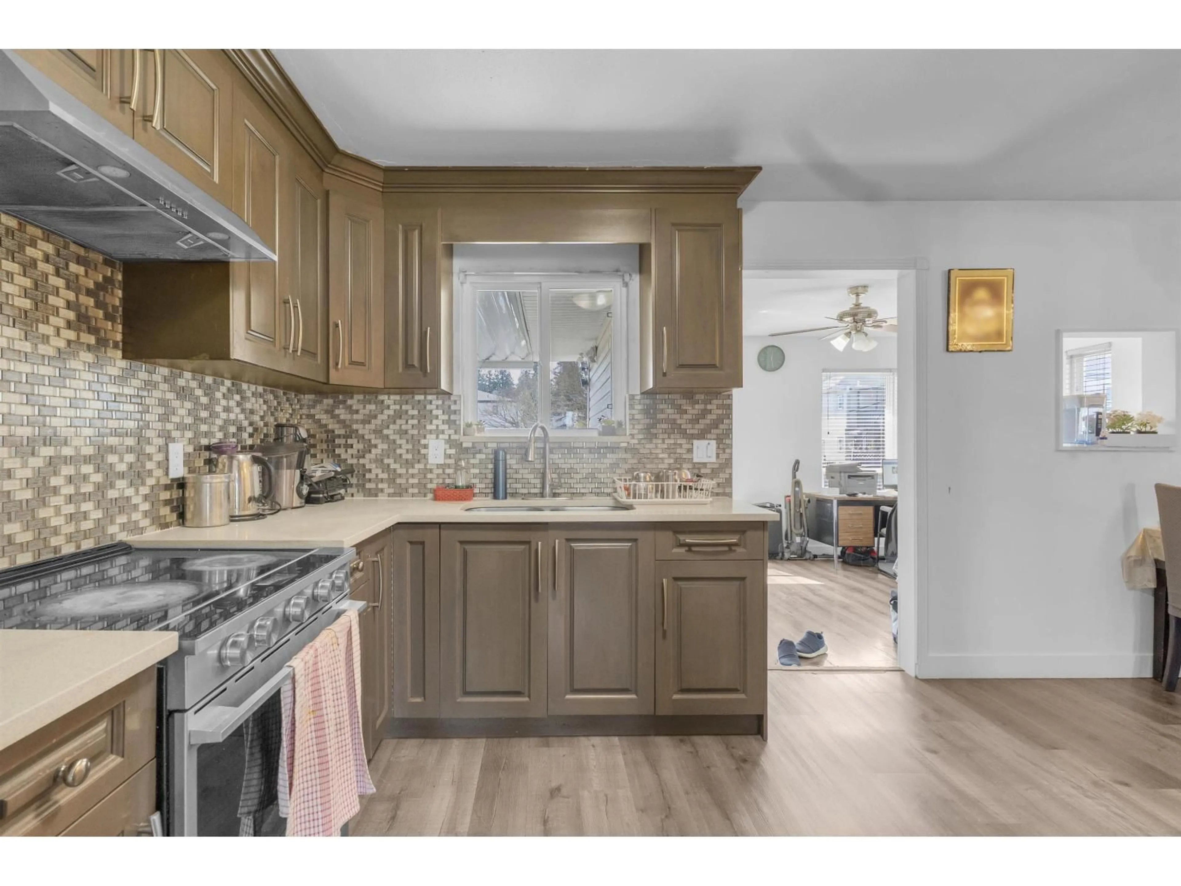 Open concept kitchen, unknown for 13430 64 AVENUE, Surrey British Columbia V3W8V6