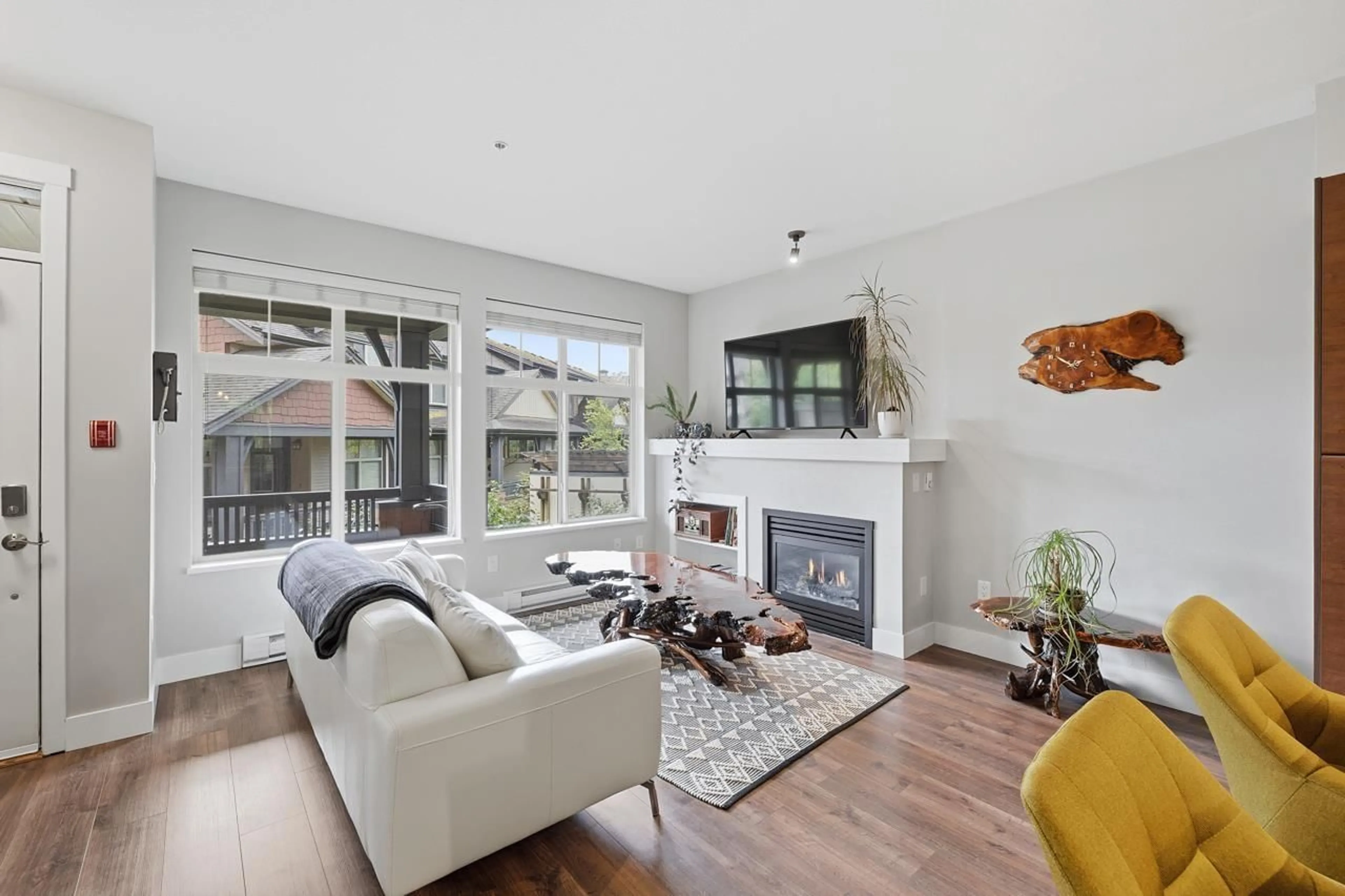 Living room with furniture, unknown for 56 - 19478 65 AVENUE, Surrey British Columbia V4N5X5