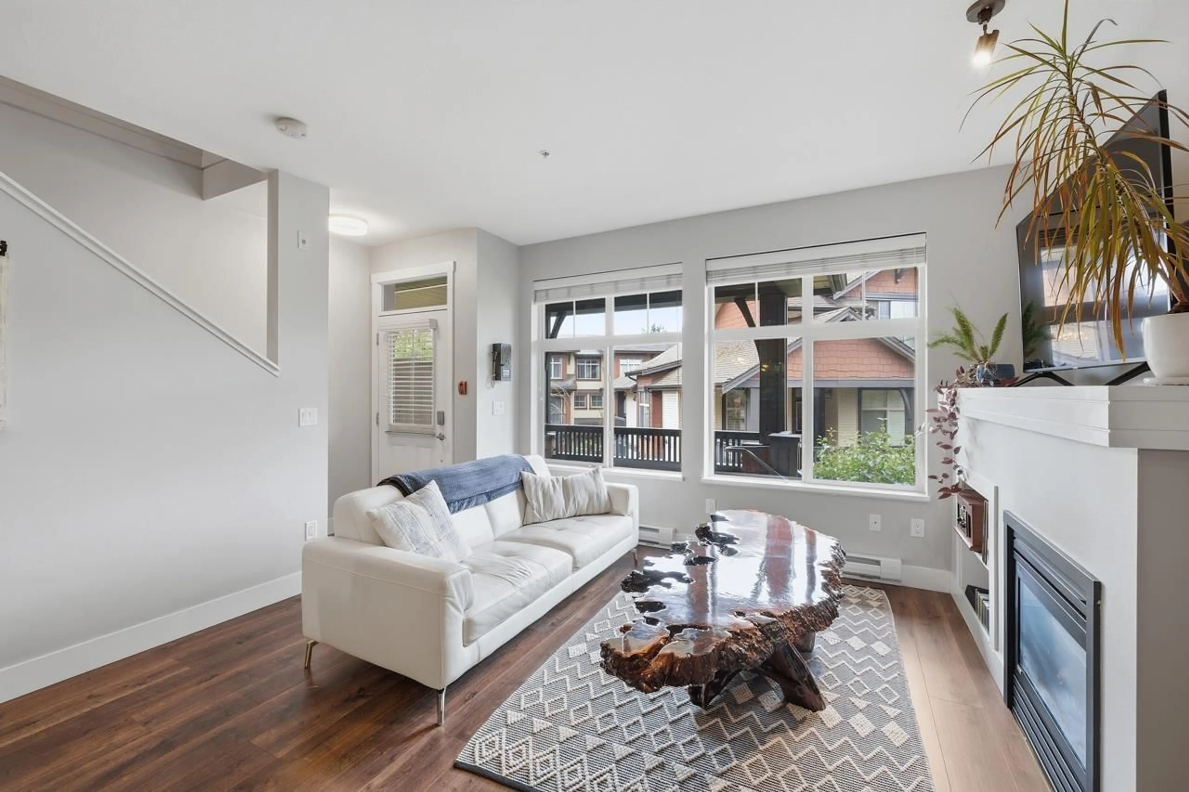 Living room with furniture, unknown for 56 - 19478 65 AVENUE, Surrey British Columbia V4N5X5