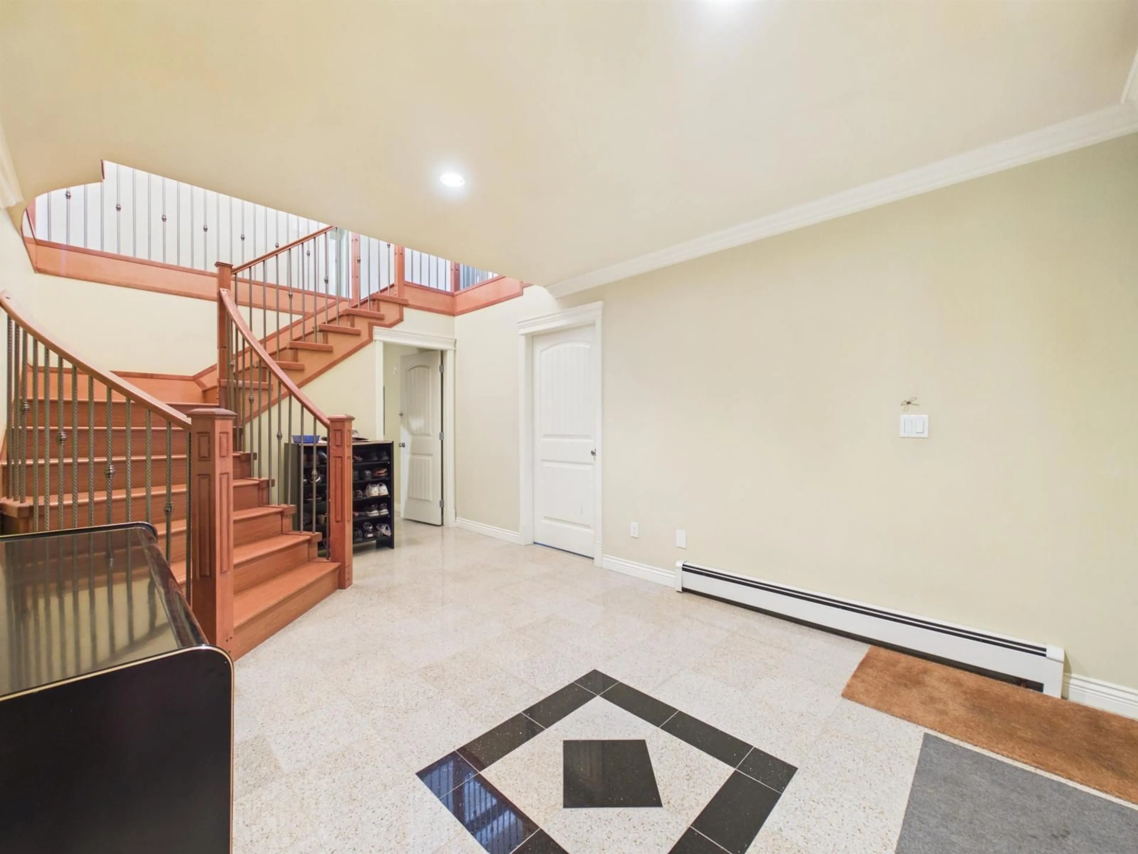 Indoor foyer for 8690 E TULSY CRESCENT, Surrey British Columbia V3W7A4