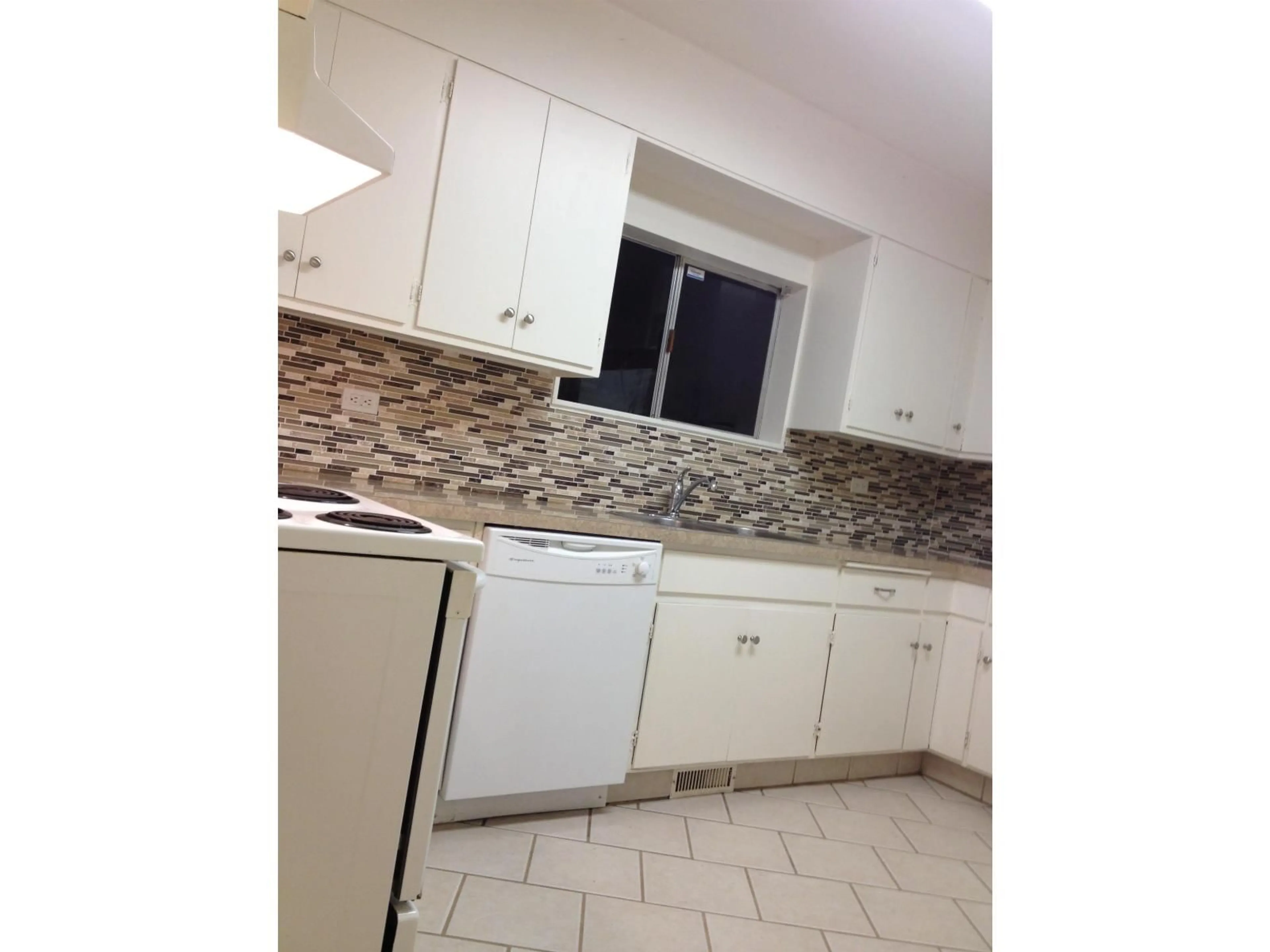 Standard kitchen, ceramic/tile floor for 45872 YATES AVENUE, Chilliwack British Columbia V2P3H1