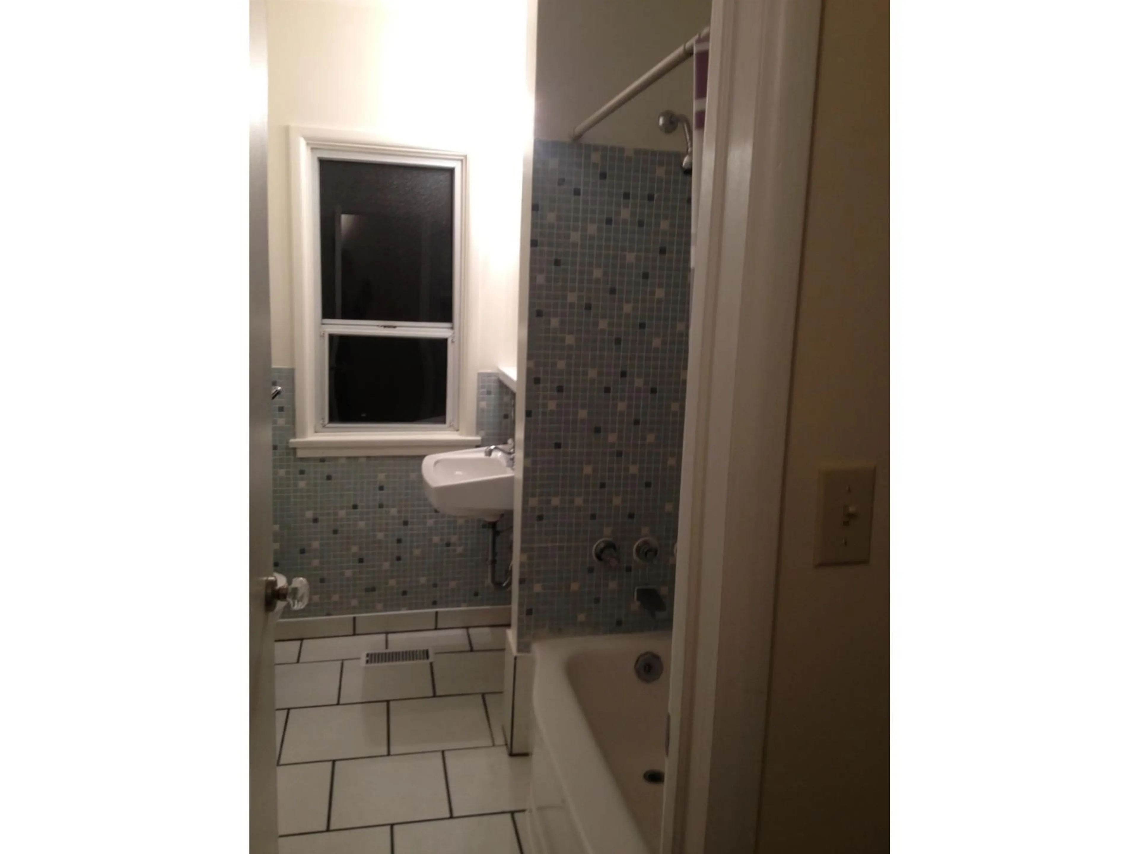 Standard bathroom, ceramic/tile floor for 45872 YATES AVENUE, Chilliwack British Columbia V2P3H1