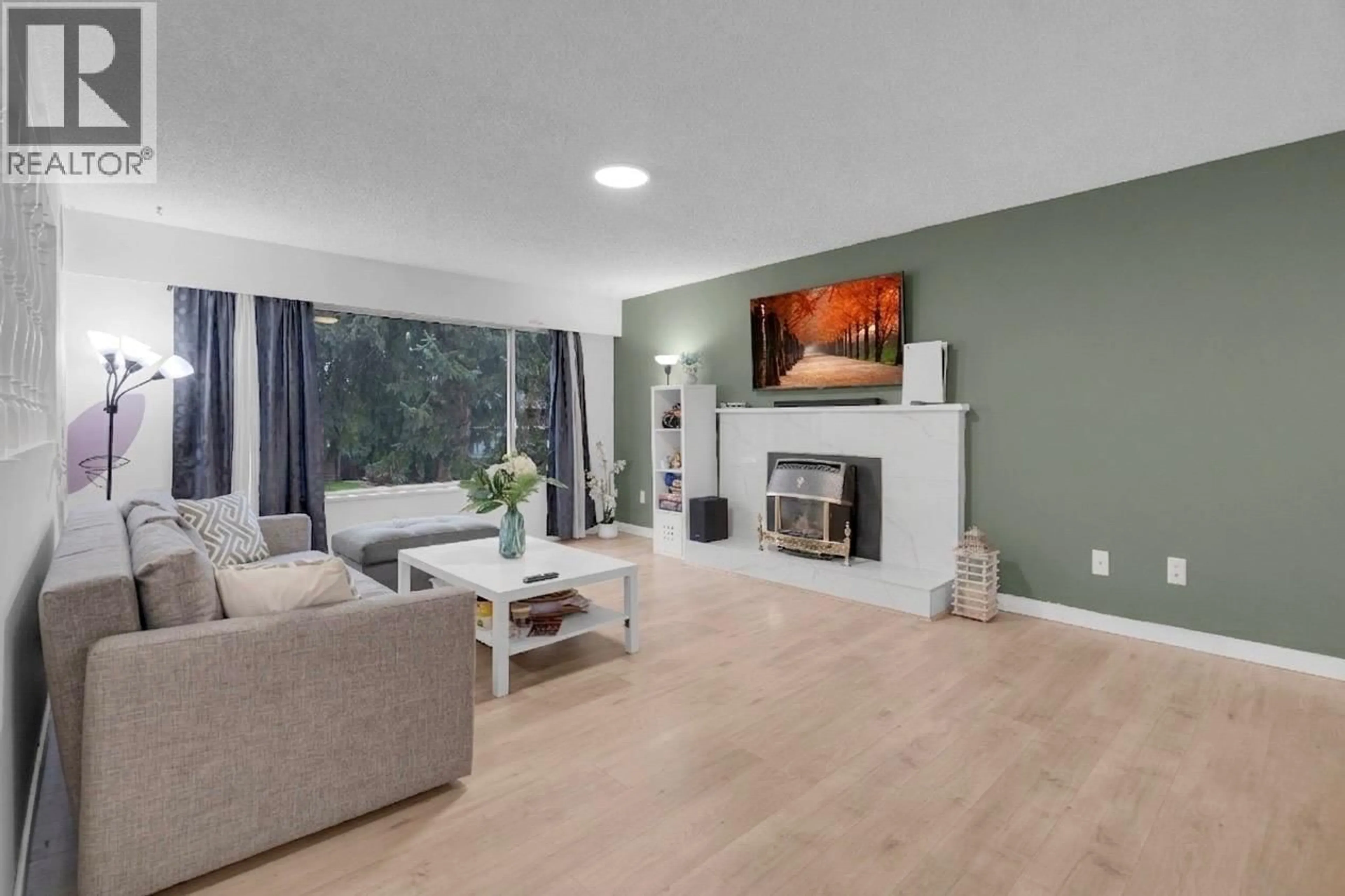 Living room with furniture, wood/laminate floor for 12110 GREENWELL STREET, Maple Ridge British Columbia V2X7N1