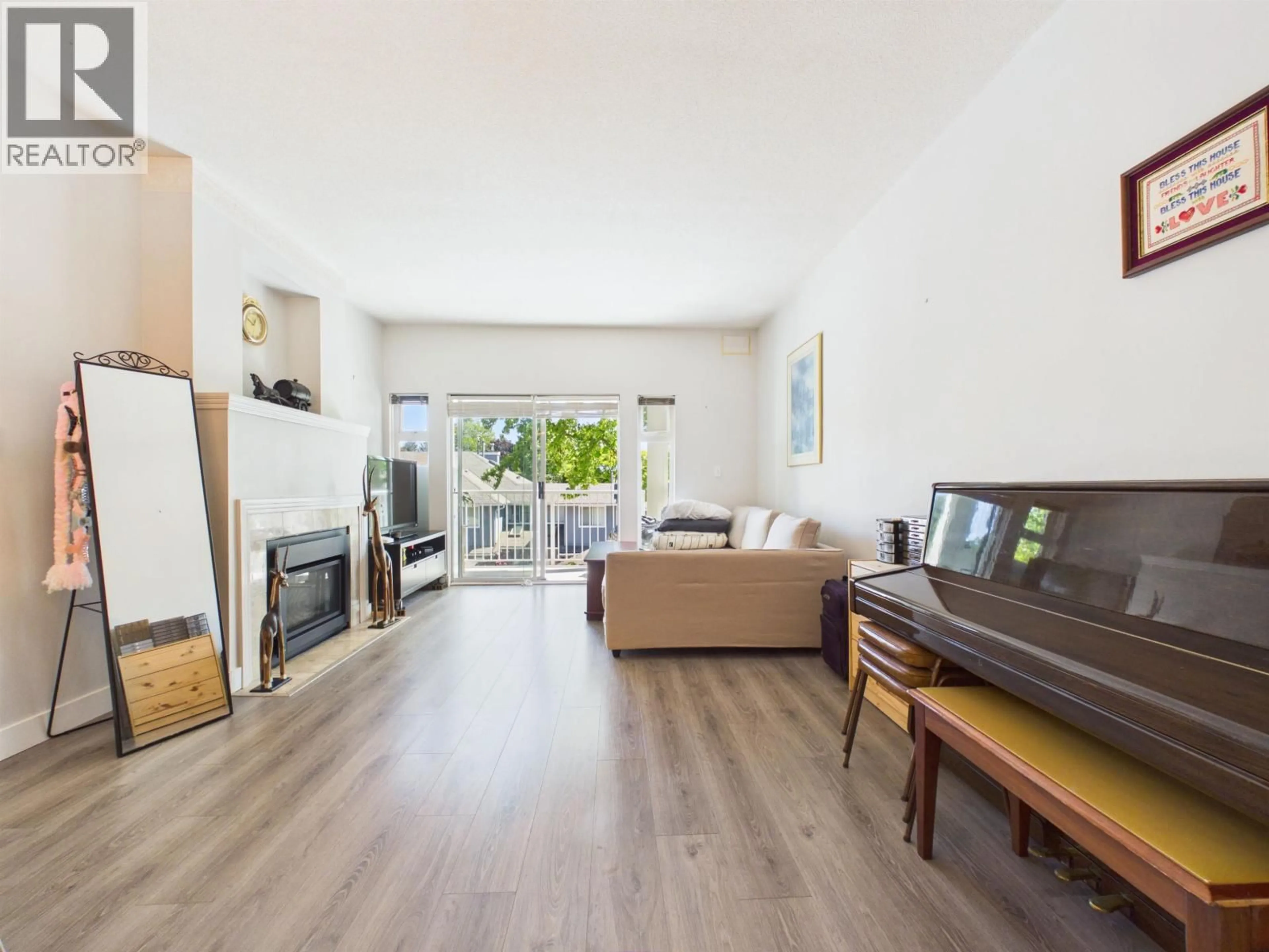 Living room with furniture, wood/laminate floor for 212 - 4738 53 STREET, Delta British Columbia V4K2Z1