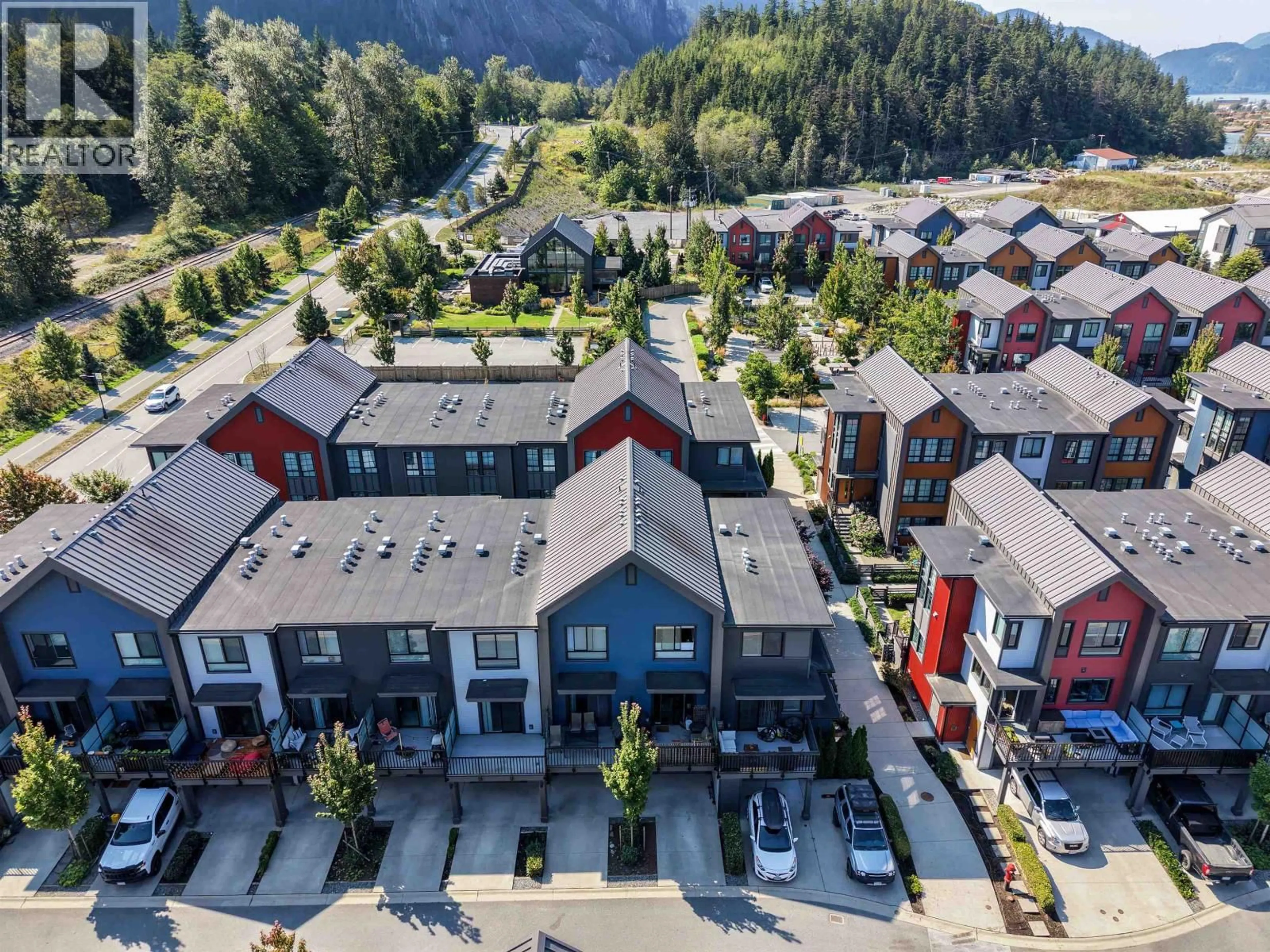 A pic from outside/outdoor area/front of a property/back of a property/a pic from drone, mountain view for 1374 MARINASIDE PLACE, Squamish British Columbia V8B1A8