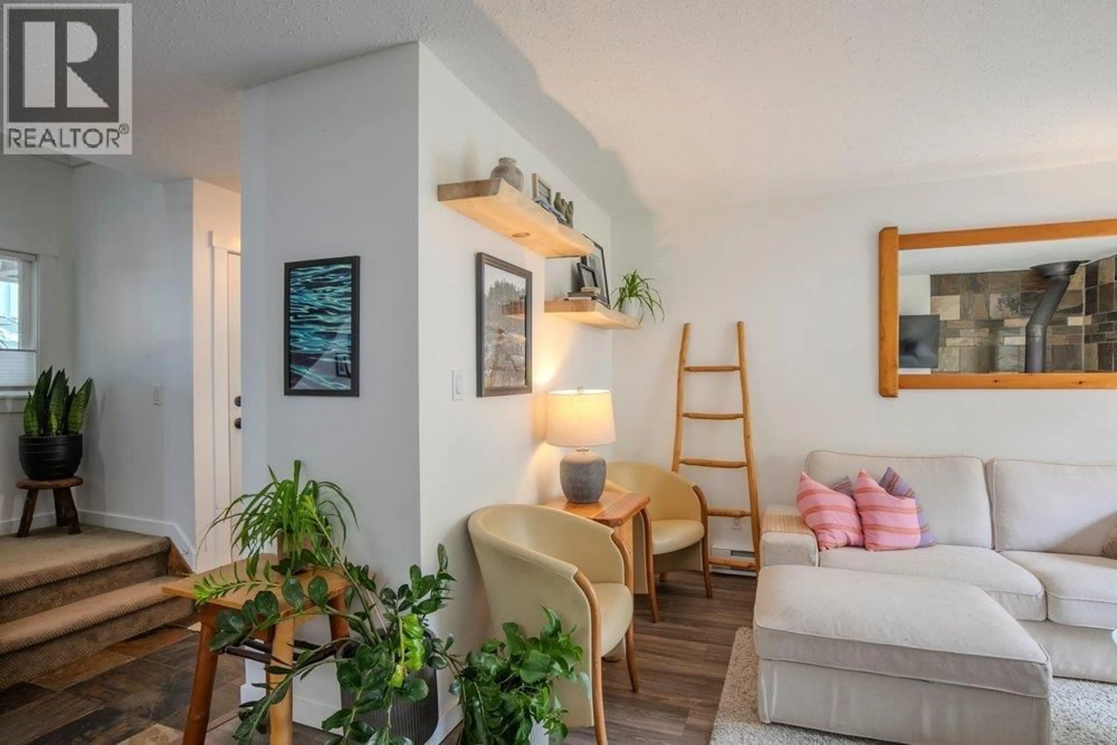 Living room with furniture, unknown for 15 - 39752 GOVERNMENT ROAD, Squamish British Columbia V8B0G3