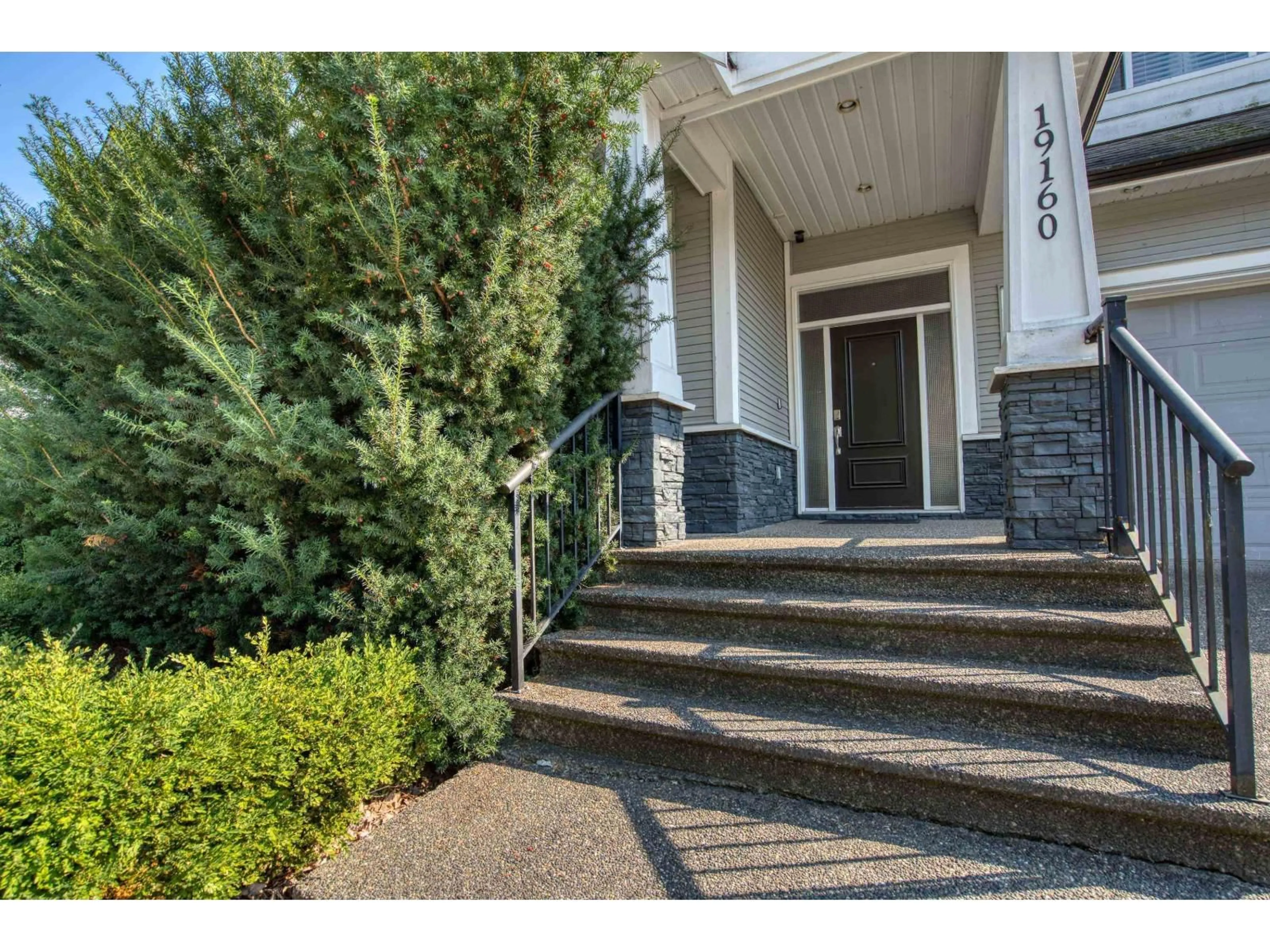Indoor entryway for 19160 69 AVENUE, Surrey British Columbia V4N0A4