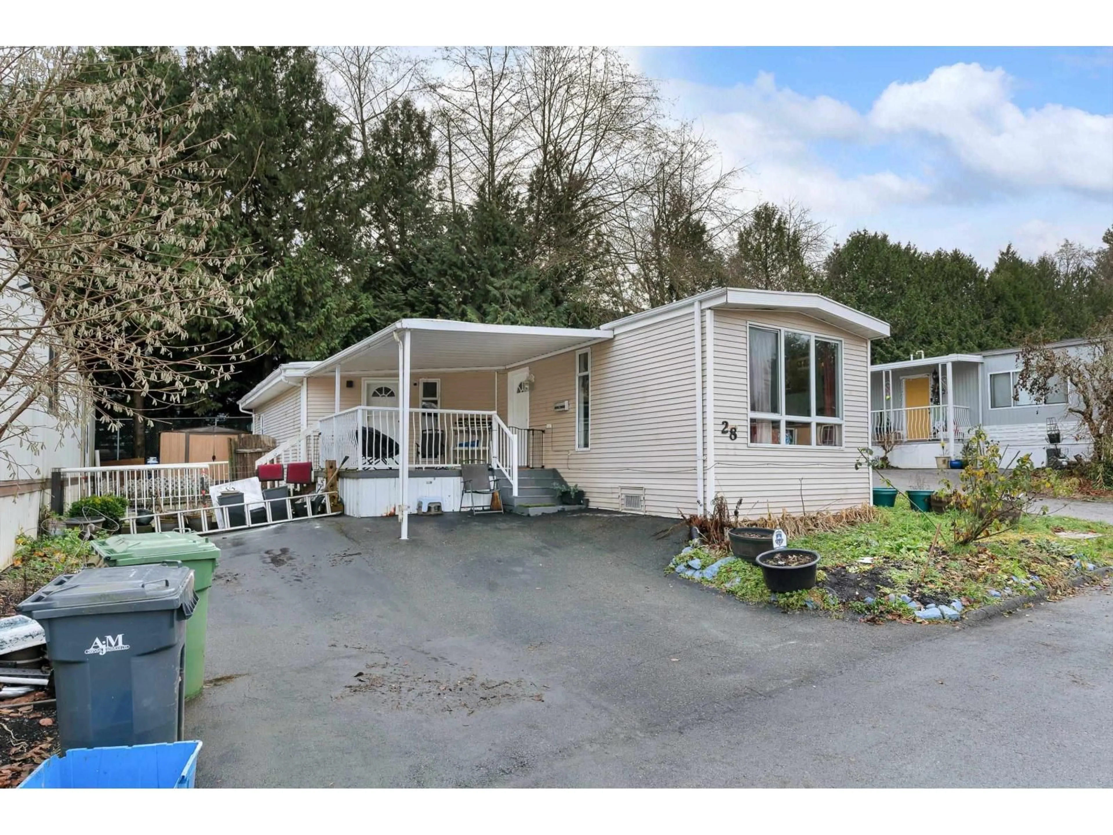 A pic from outside/outdoor area/front of a property/back of a property/a pic from drone, street for 28 - 8220 KING GEORGE BOULEVARD, Surrey British Columbia V3W5C2