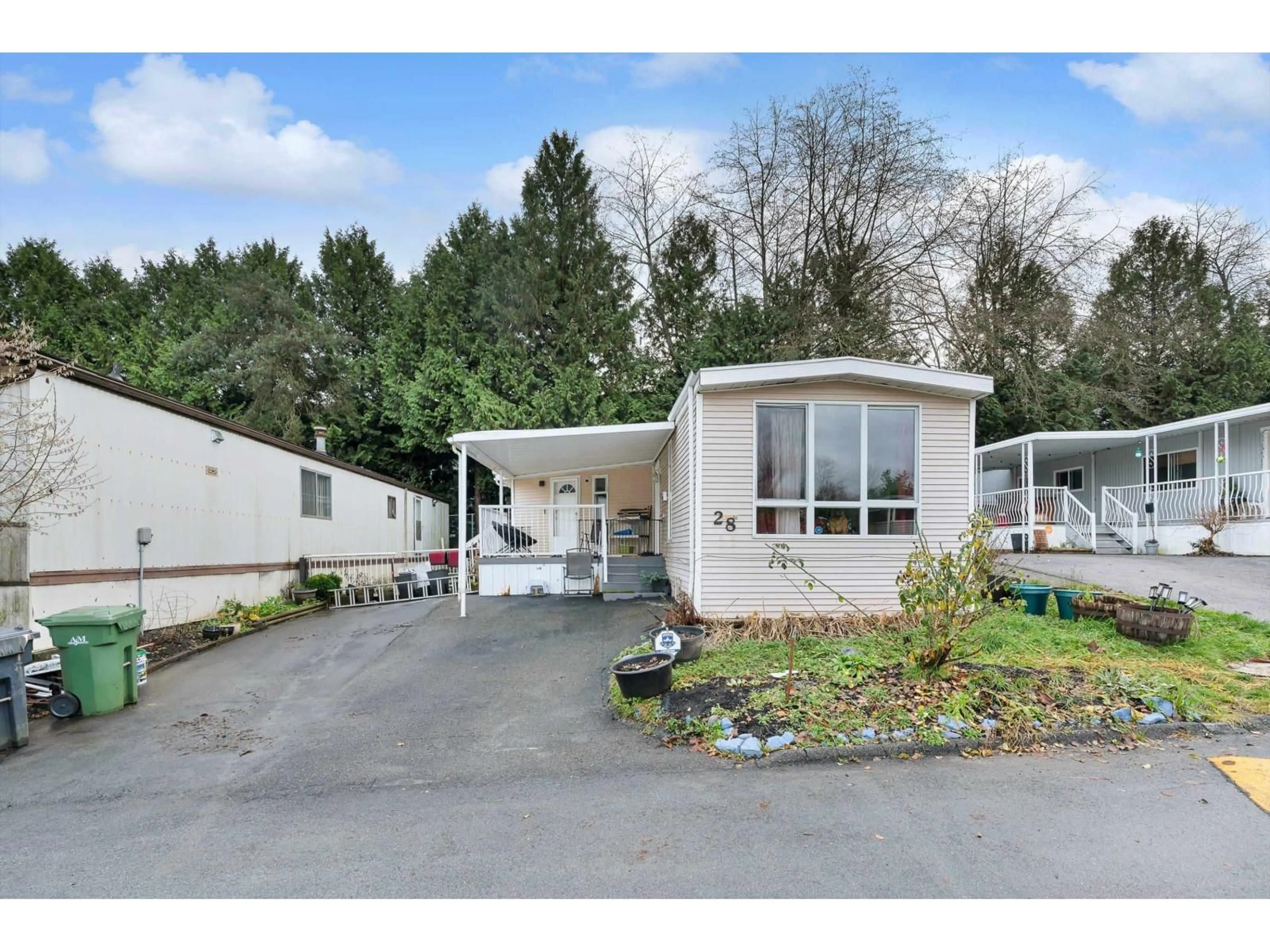 A pic from outside/outdoor area/front of a property/back of a property/a pic from drone, unknown for 28 - 8220 KING GEORGE BOULEVARD, Surrey British Columbia V3W5C2