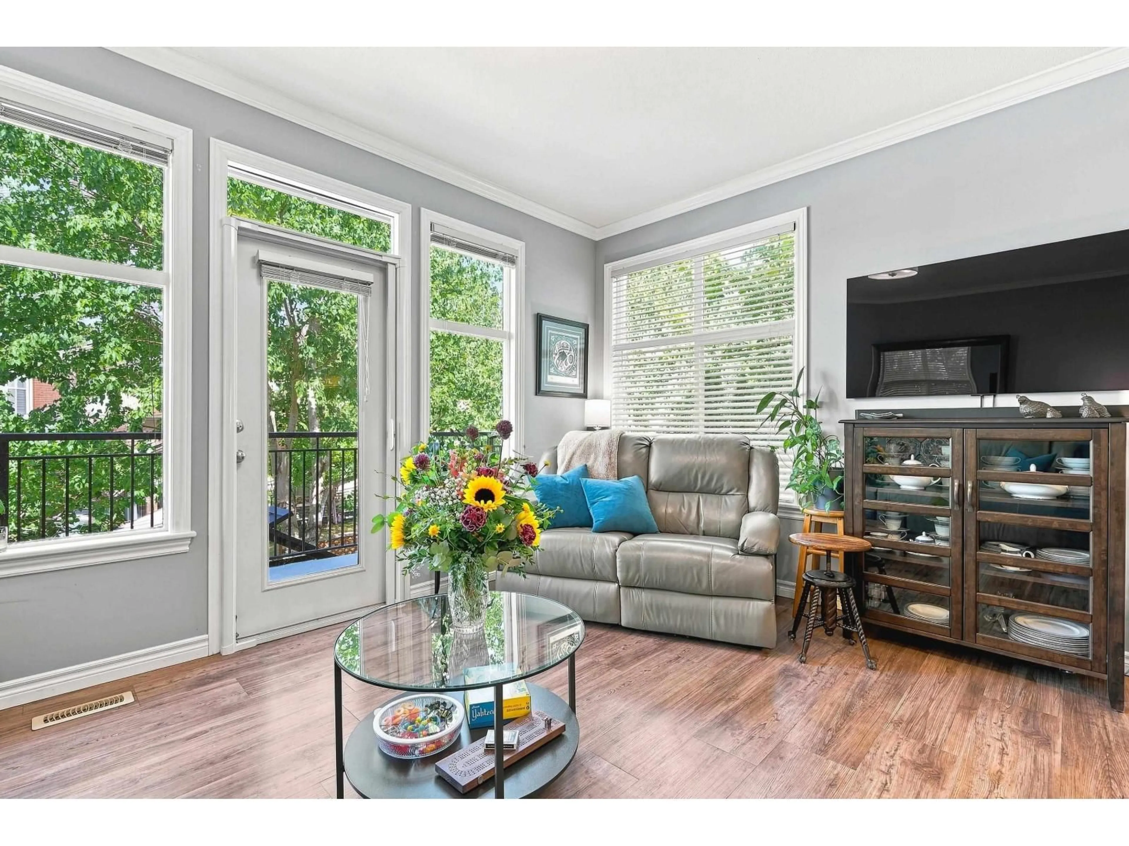 Living room with furniture, wood/laminate floor for 25 - 5900 JINKERSON ROAD, Chilliwack British Columbia V2R0B2