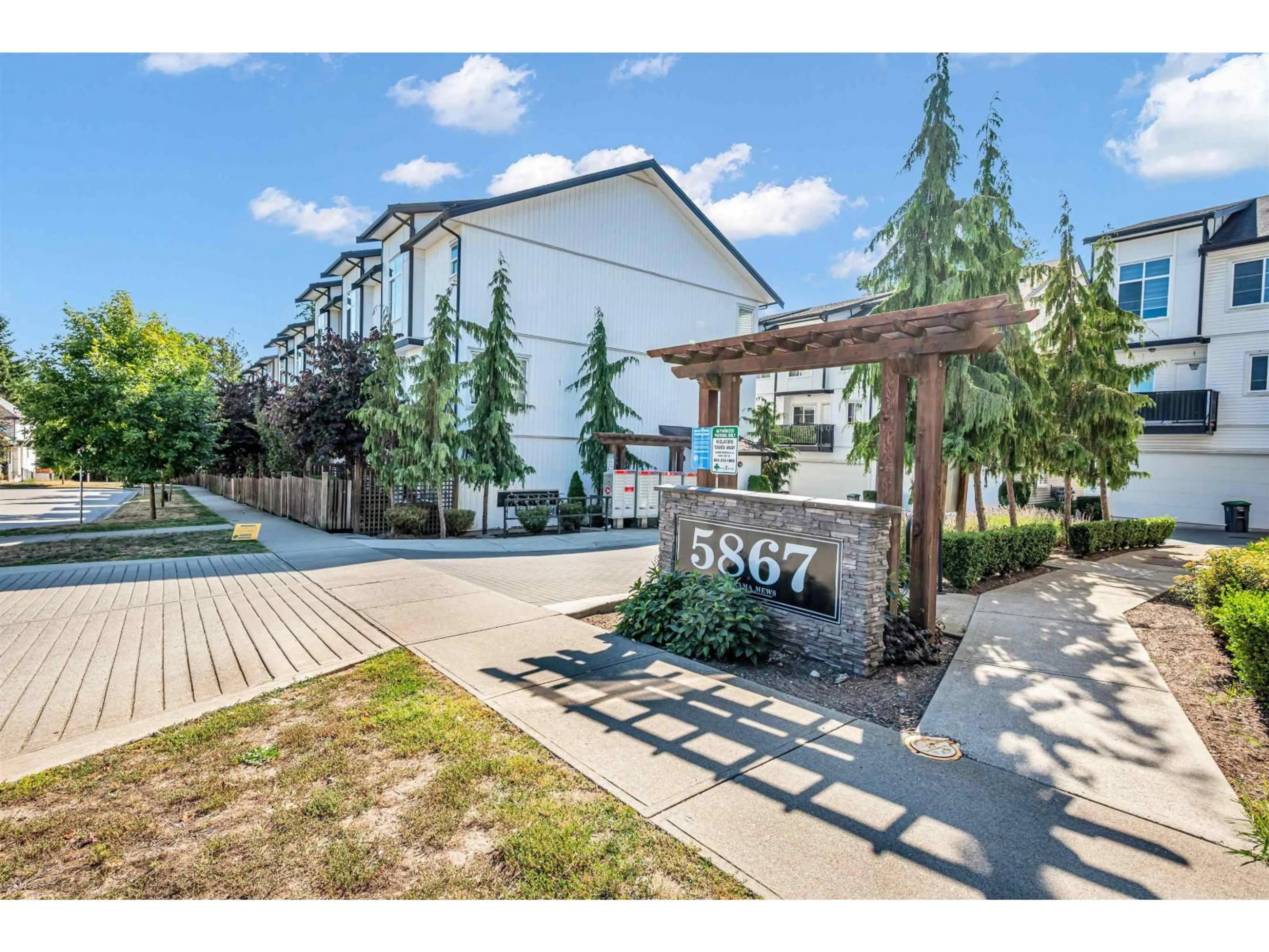 Patio, mountain view for 32 - 5867 129 STREET, Surrey British Columbia V3X0J4