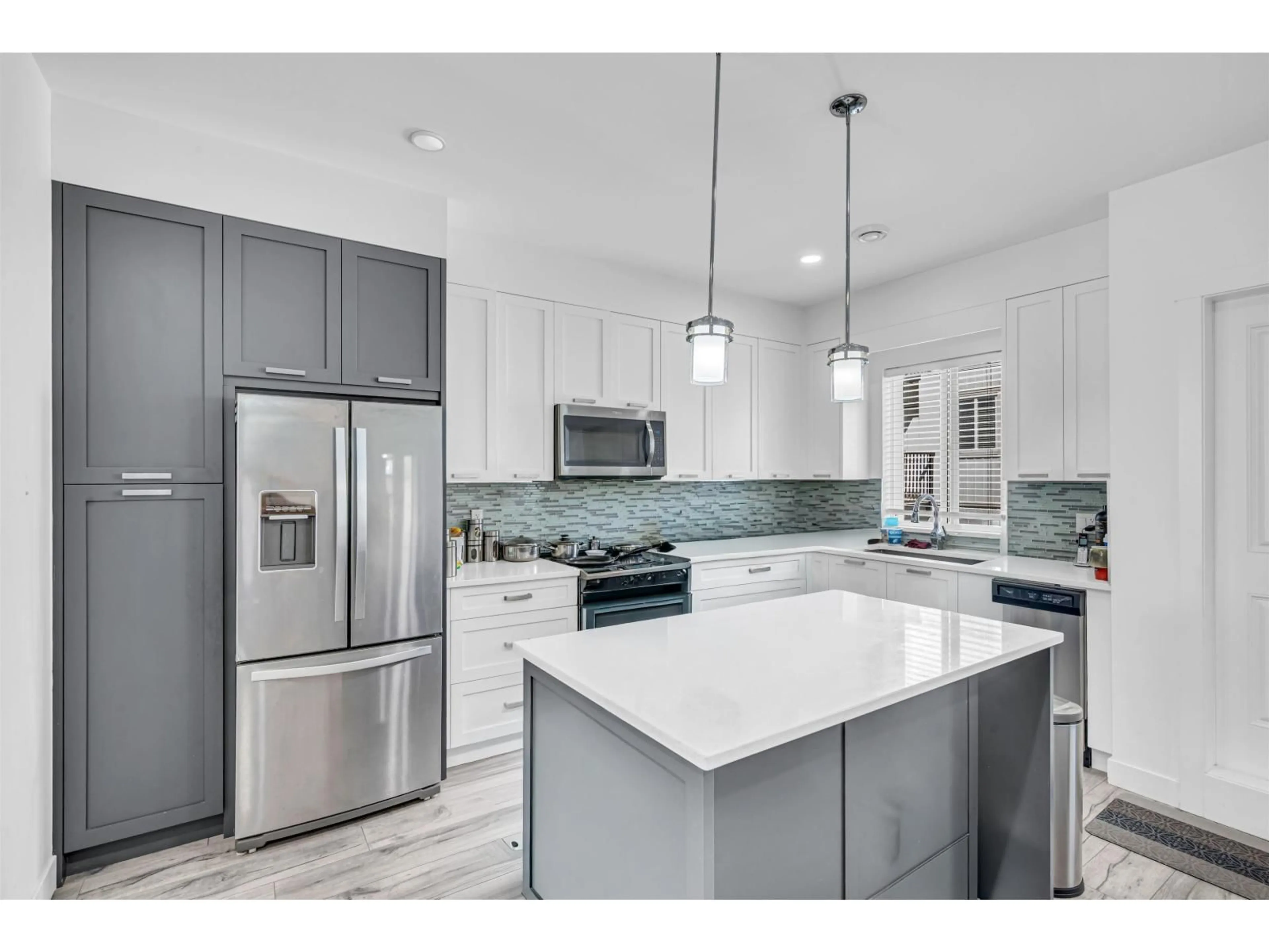 Open concept kitchen, ceramic/tile floor for 32 - 5867 129 STREET, Surrey British Columbia V3X0J4