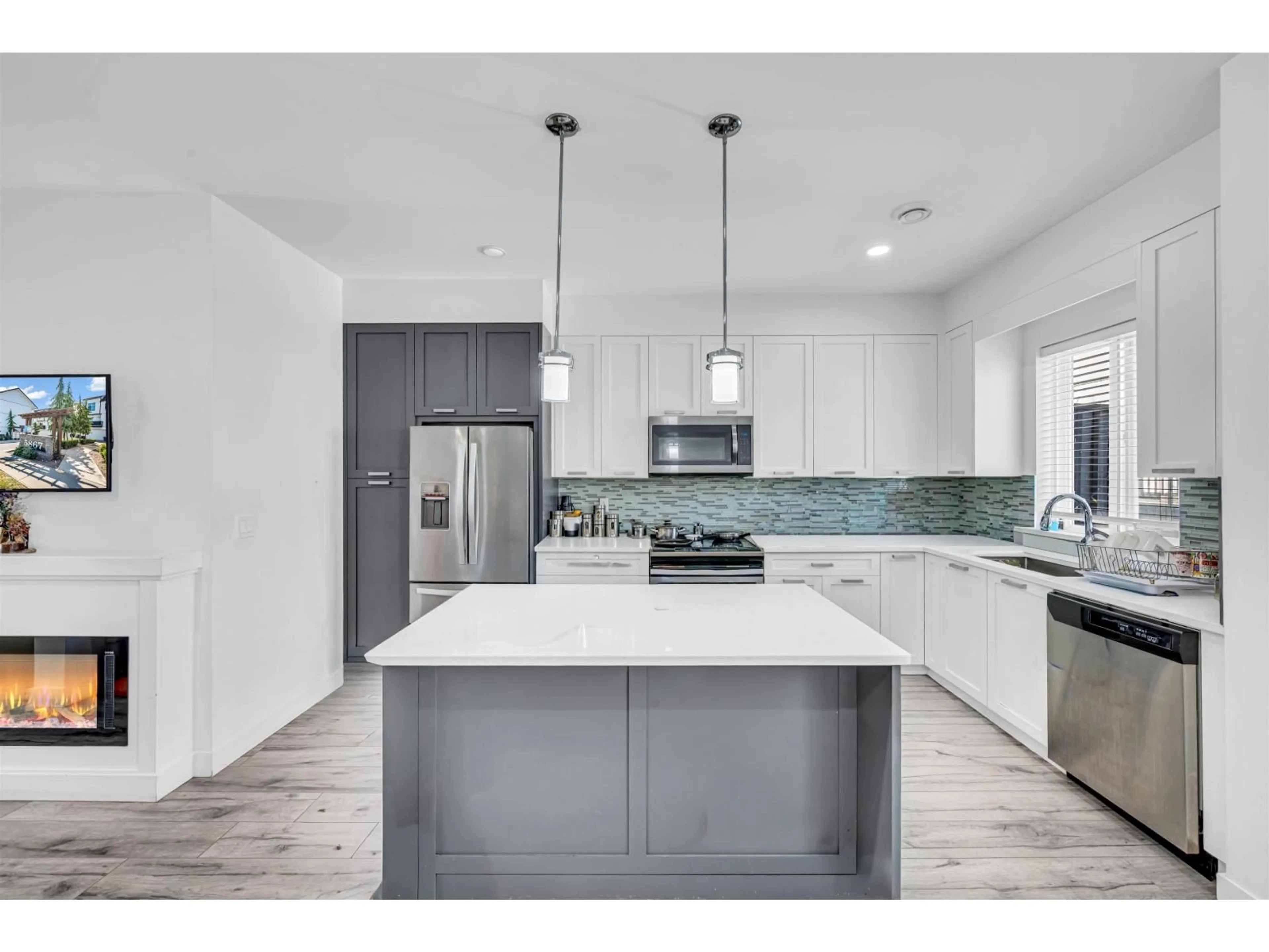 Contemporary kitchen, ceramic/tile floor for 32 - 5867 129 STREET, Surrey British Columbia V3X0J4