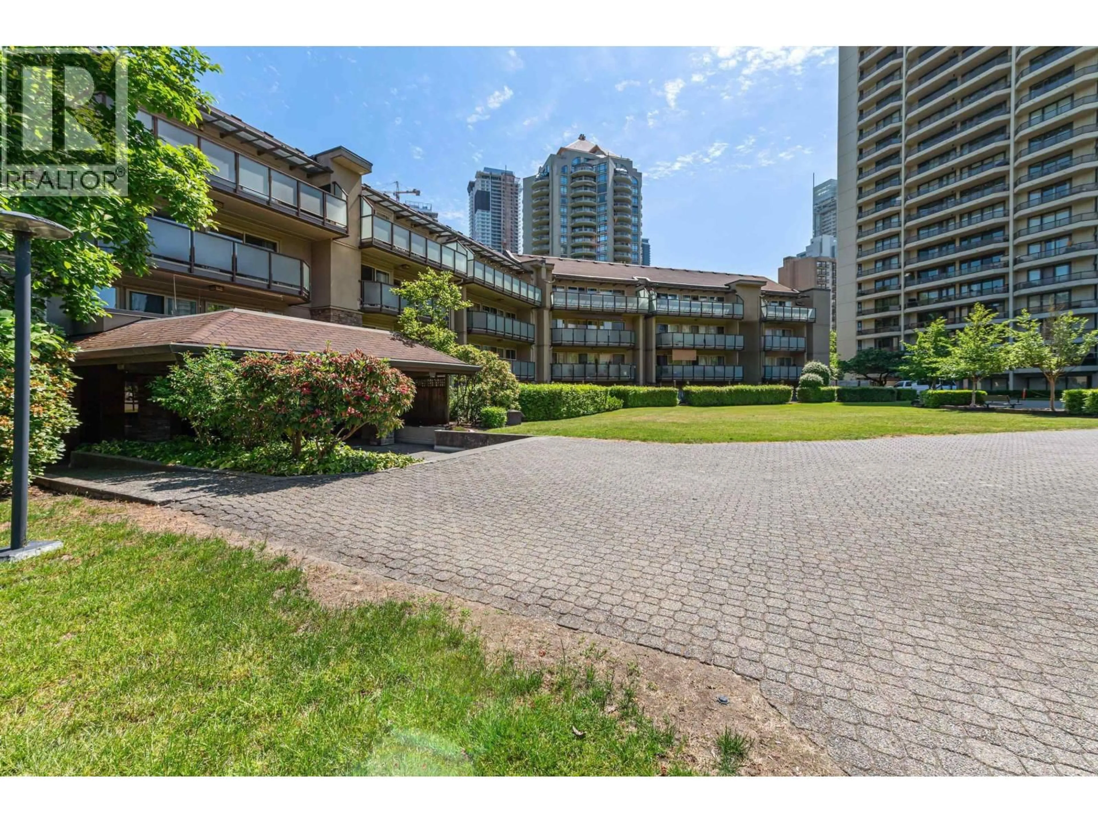 Patio, street for 215 - 4373 HALIFAX STREET, Burnaby British Columbia V5C5Z2