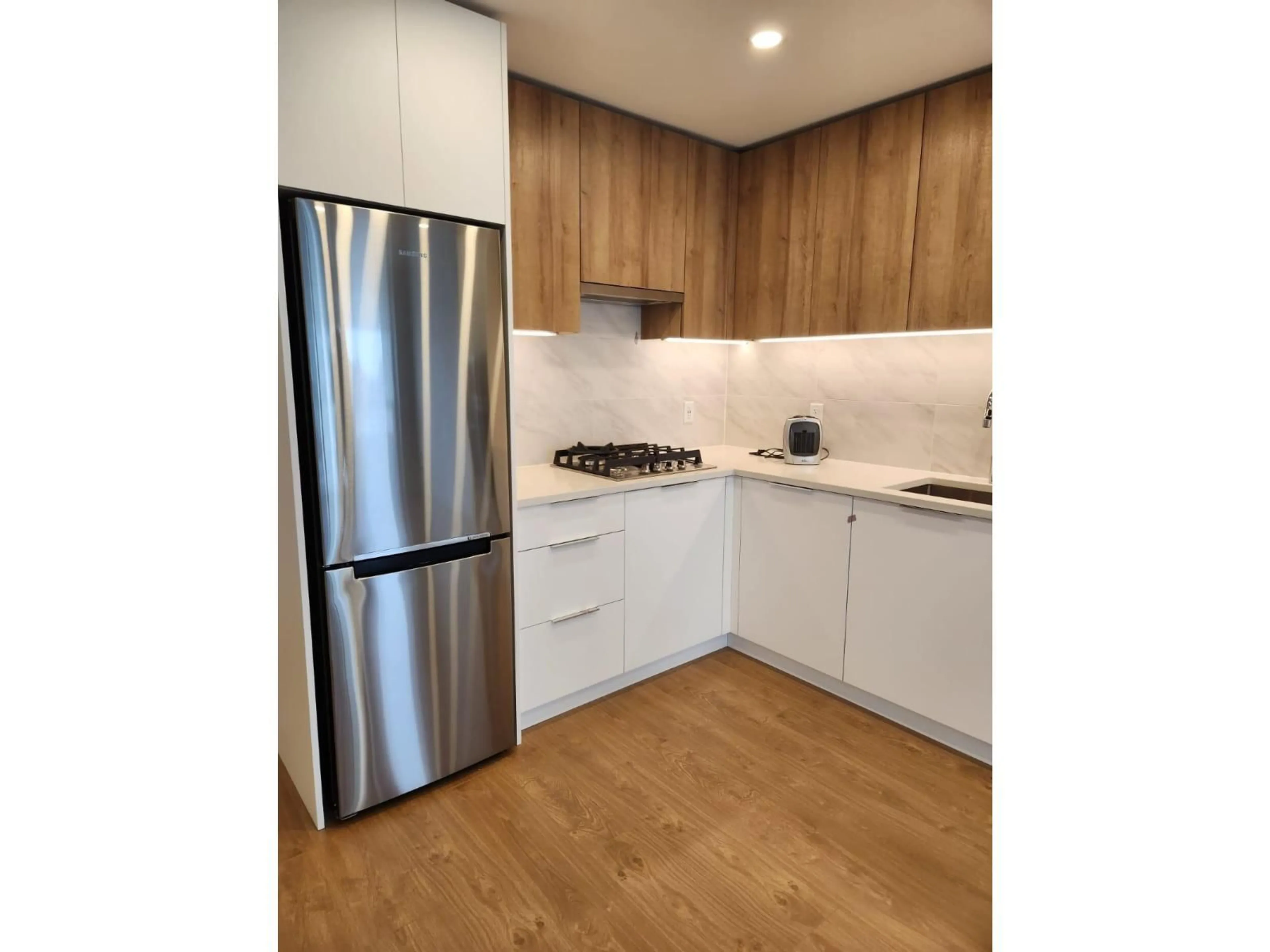 Standard kitchen, wood/laminate floor for 316 - 3192 GLADWIN ROAD, Abbotsford British Columbia V2T6M9