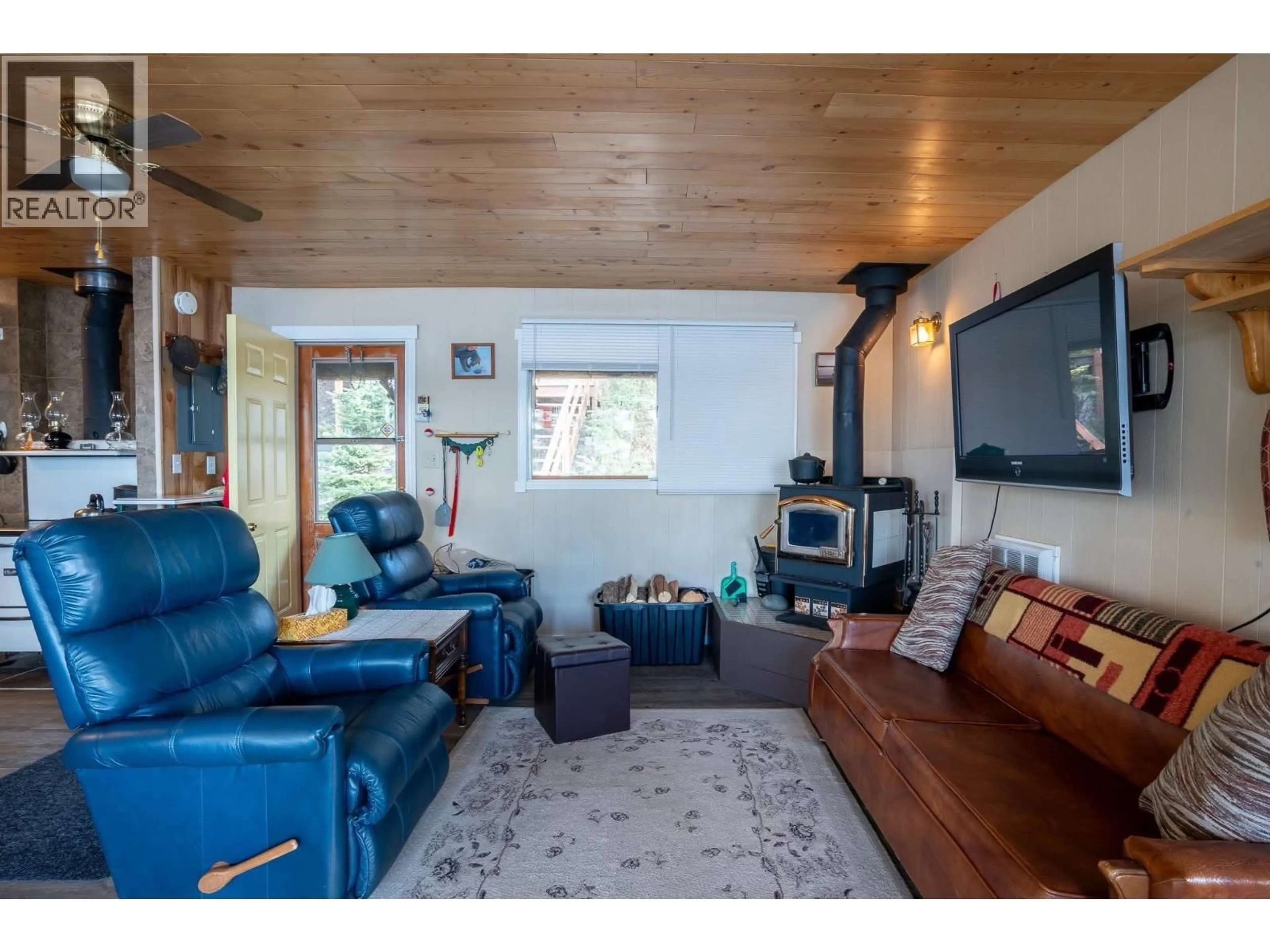 Living room with furniture, wood/laminate floor for 52200 LLOYD DRIVE, Cluculz Lake British Columbia V0J3A3