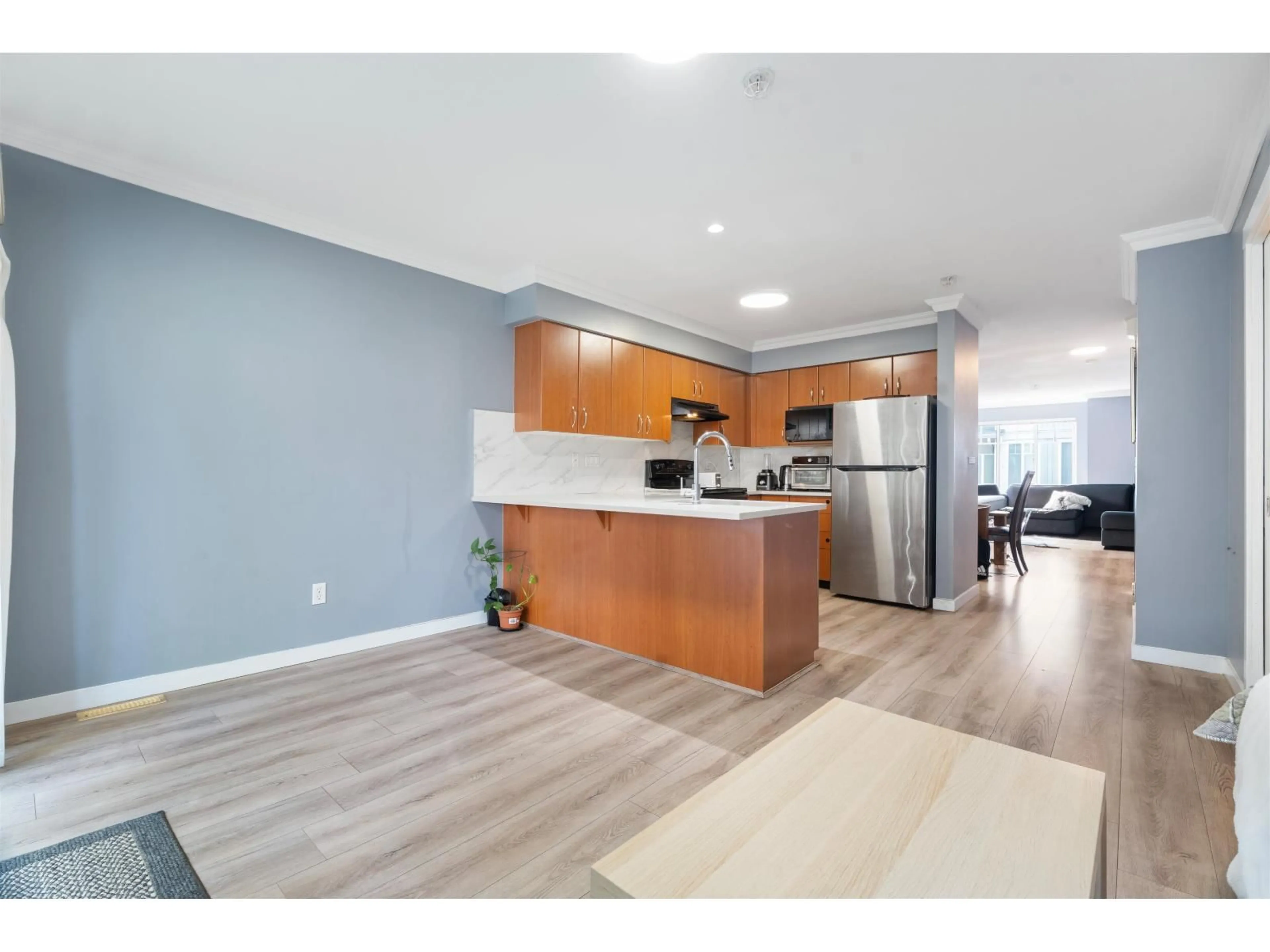 Open concept kitchen, wood/laminate floor for 63 - 12040 68 AVENUE, Surrey British Columbia V3W1P5