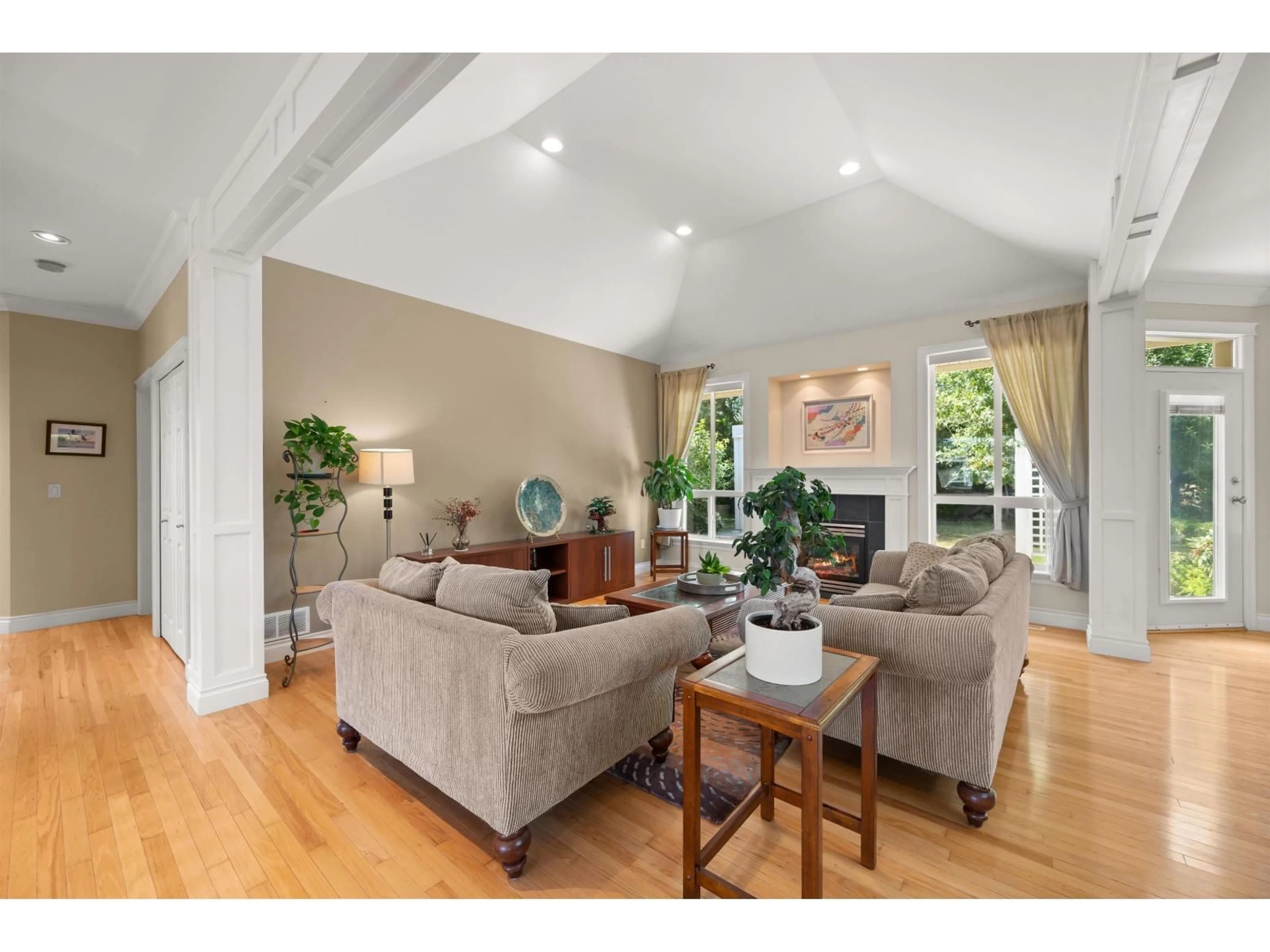 Living room with furniture, wood/laminate floor for 2507 EAGLE MOUNTAIN DRIVE, Abbotsford British Columbia V3G3A1