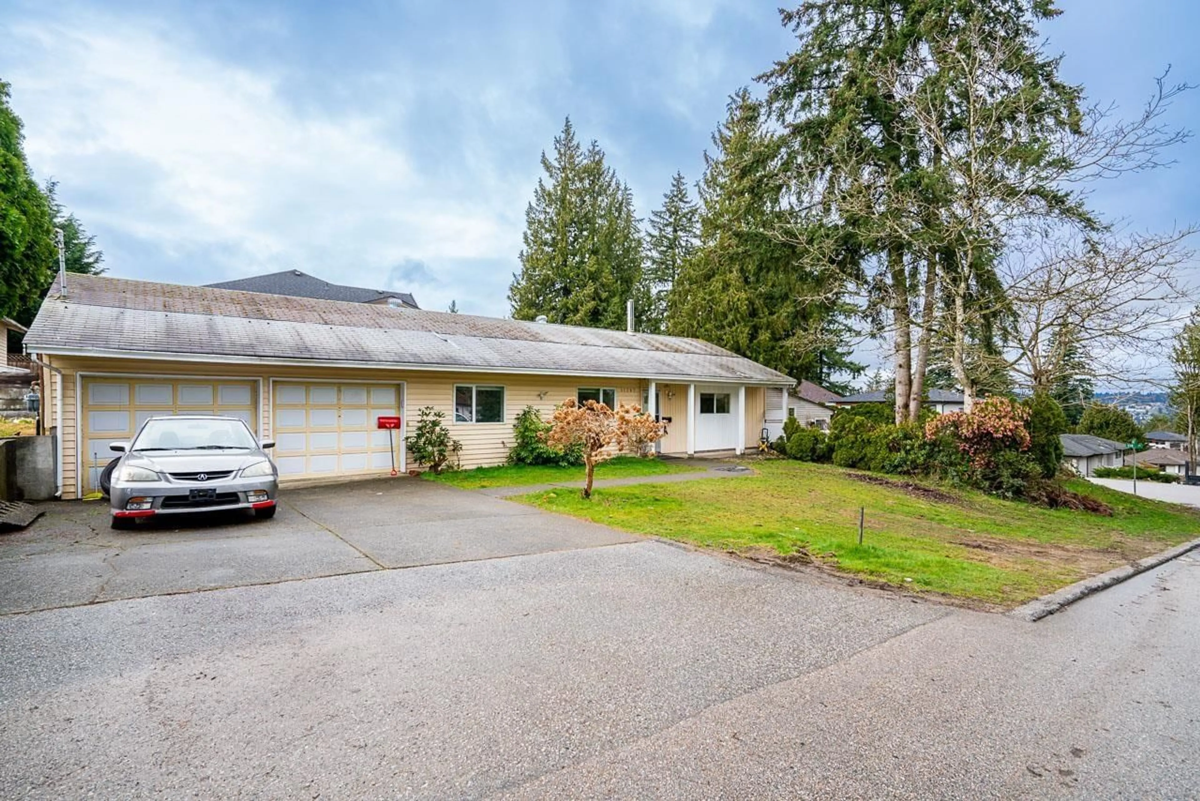 A pic from outside/outdoor area/front of a property/back of a property/a pic from drone, street for 11397 141A STREET, Surrey British Columbia V3R8Z1