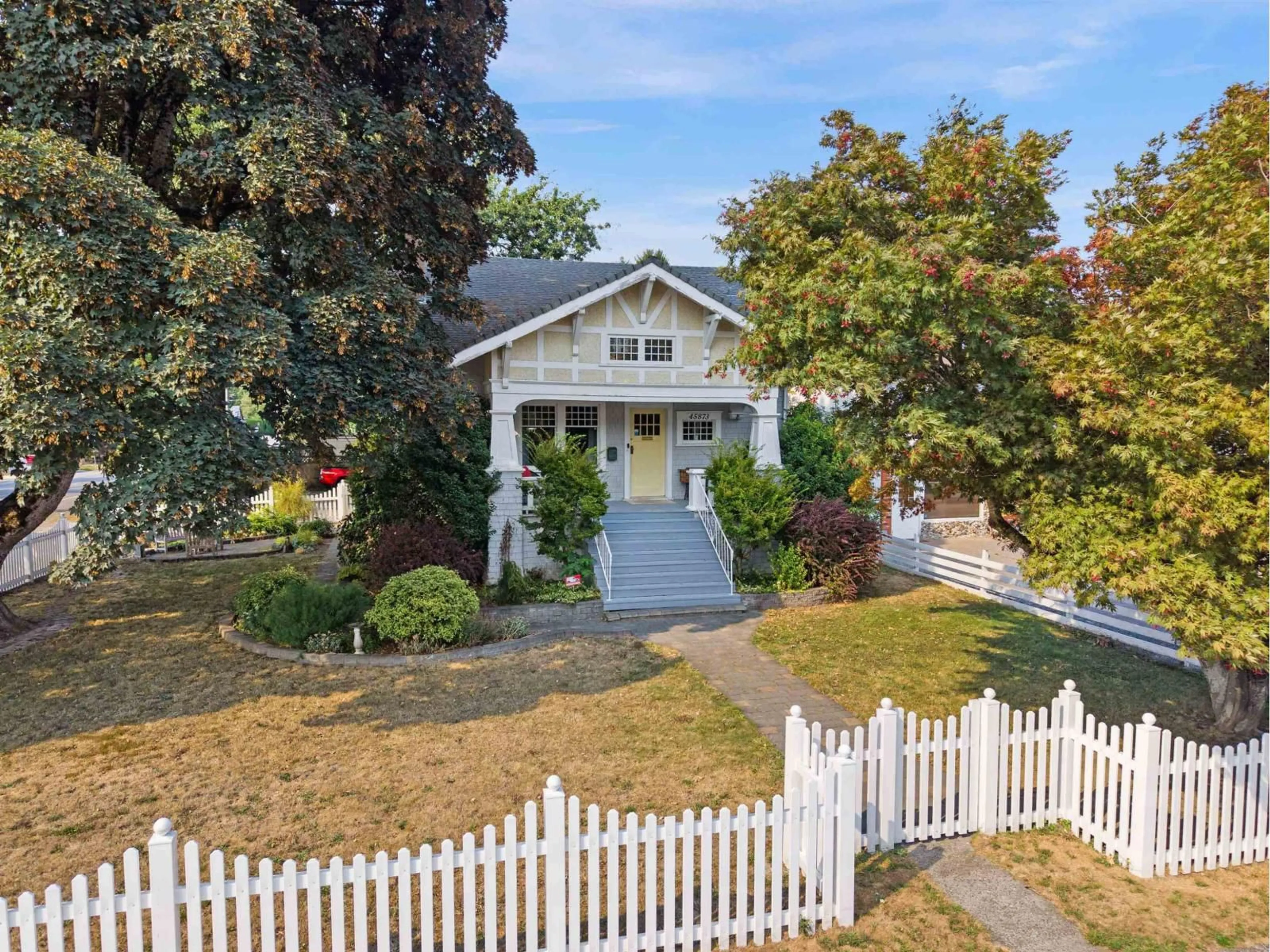 A pic from outside/outdoor area/front of a property/back of a property/a pic from drone, street for 45873 REECE AVENUE, Chilliwack British Columbia V2P2Z3