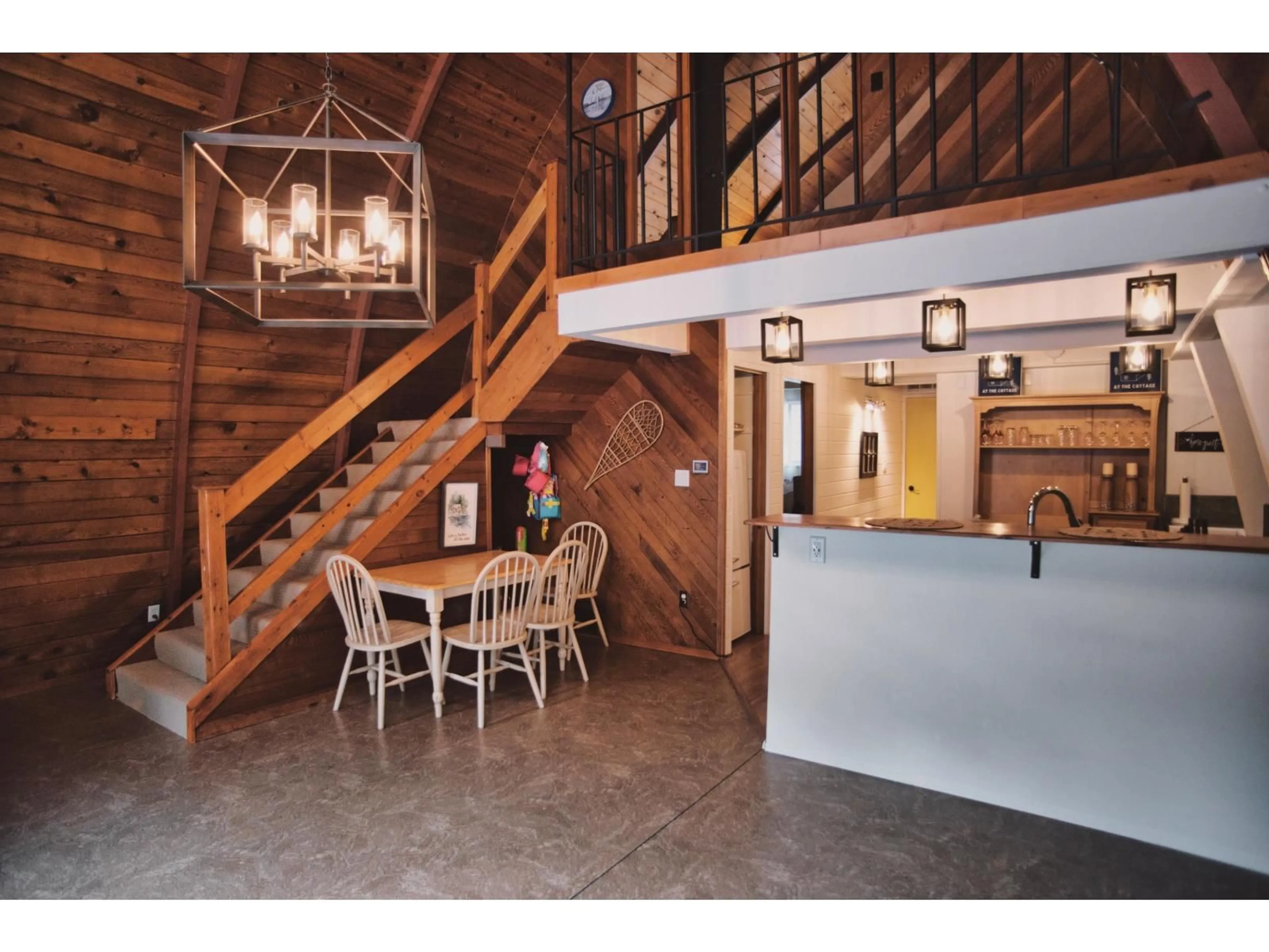 Indoor foyer for 66603 SUMMER ROAD, Hope British Columbia V0X1L1