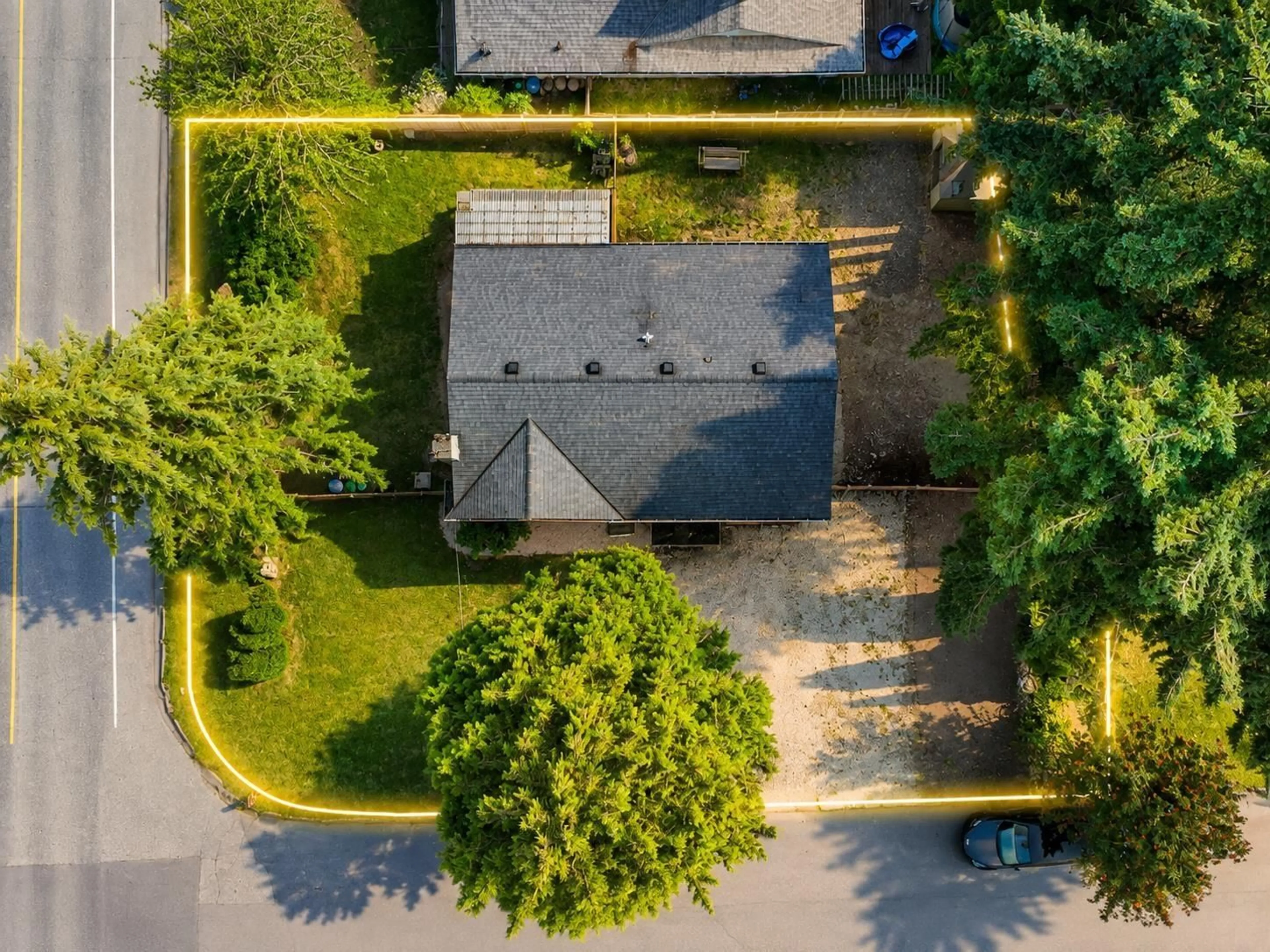 A pic from outside/outdoor area/front of a property/back of a property/a pic from drone, street for 33040 ARBUTUS AVENUE, Mission British Columbia V2V2R8