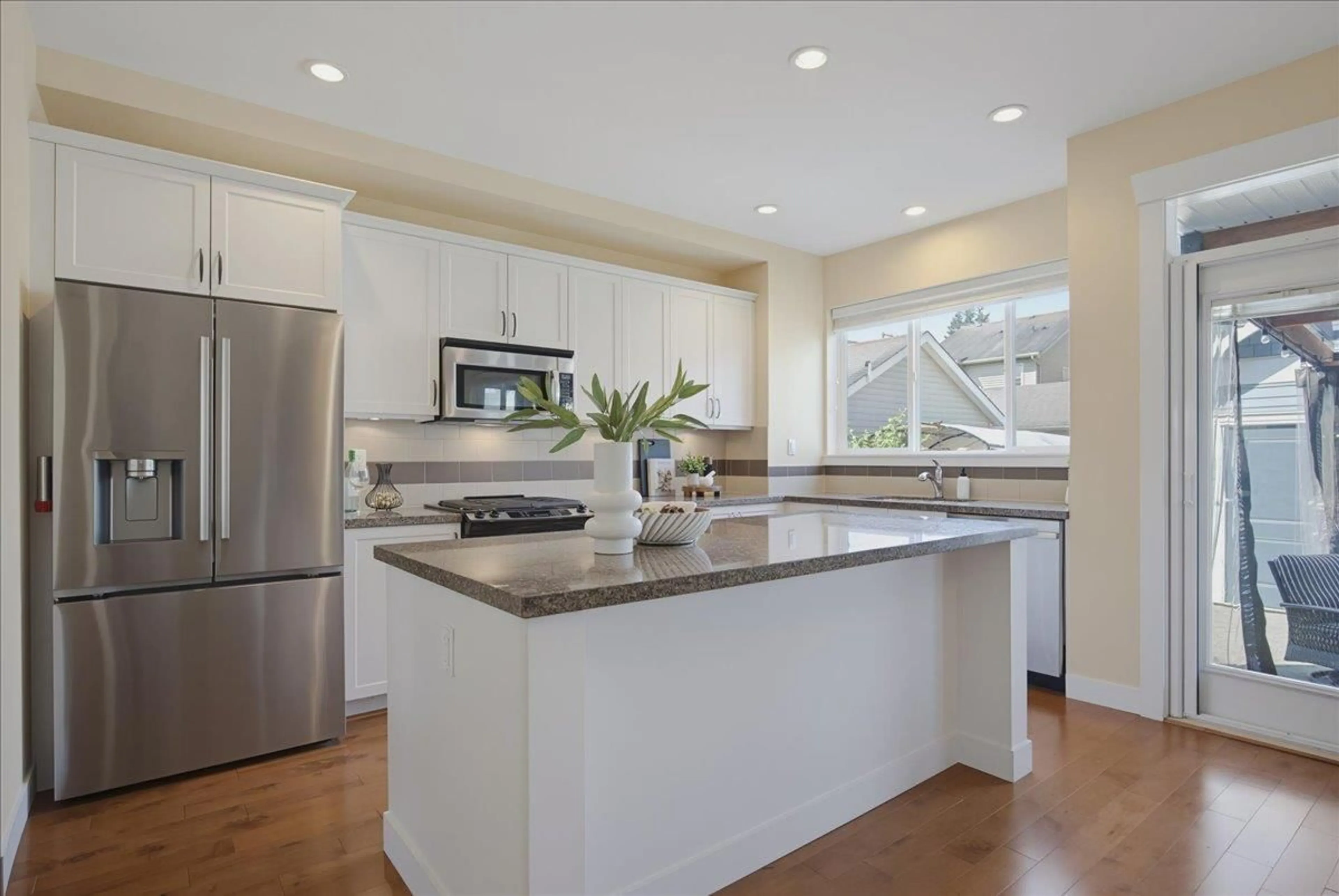 Open concept kitchen, unknown for 321 172A STREET, Surrey British Columbia V3Z9P7