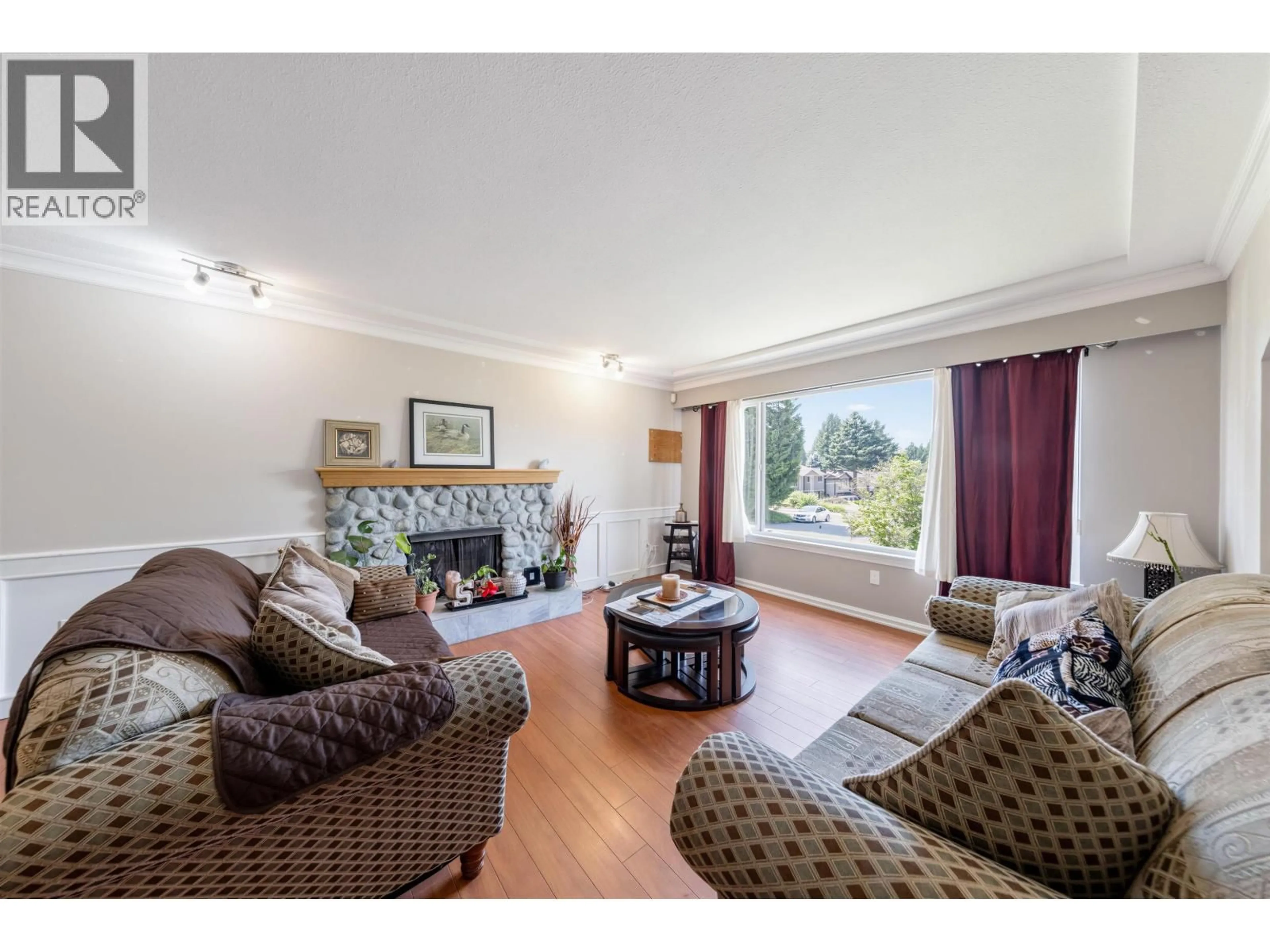Living room with furniture, wood/laminate floor for 11914 212 STREET, Maple Ridge British Columbia V2X7X1