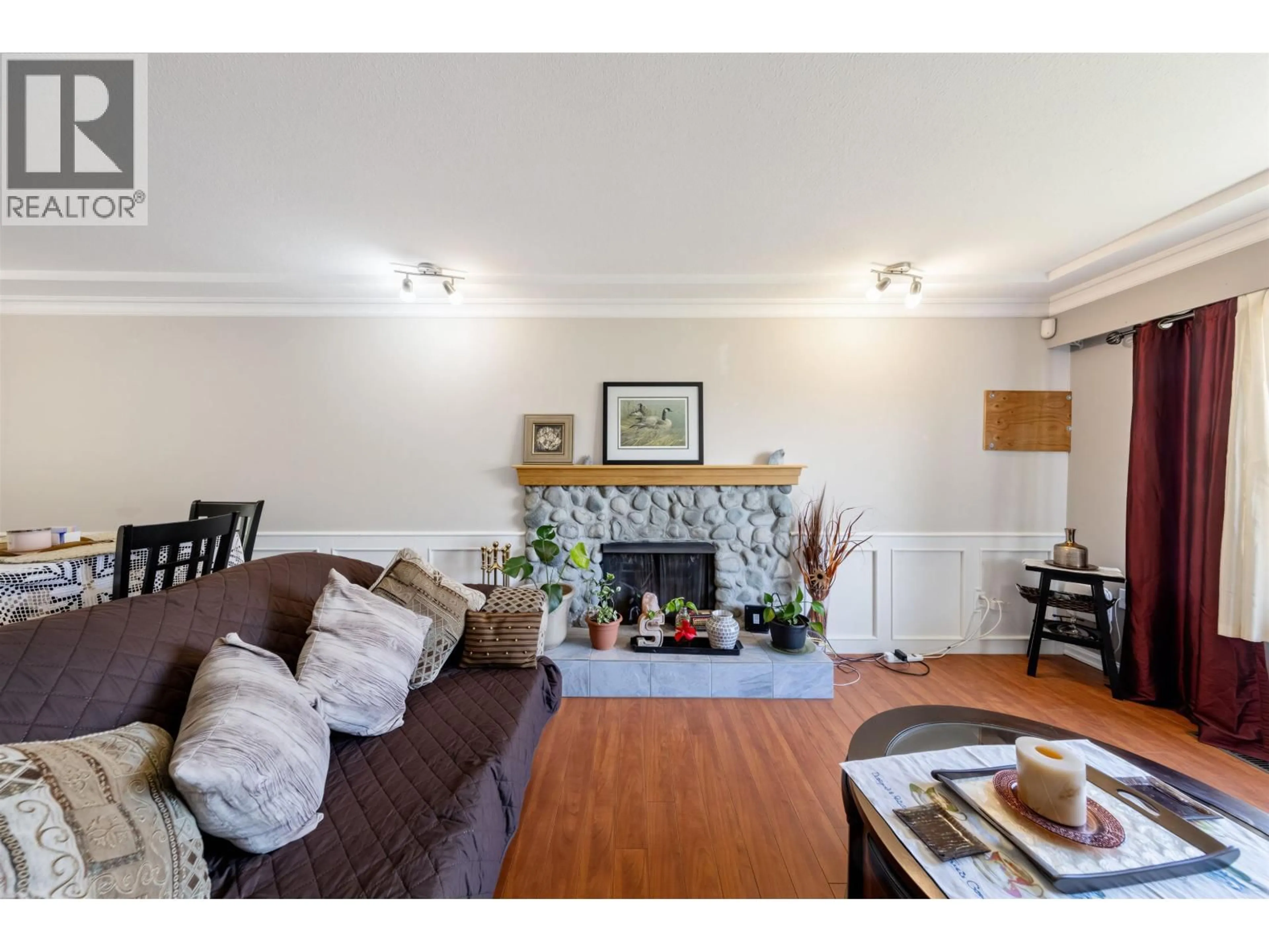 Living room with furniture, wood/laminate floor for 11914 212 STREET, Maple Ridge British Columbia V2X7X1