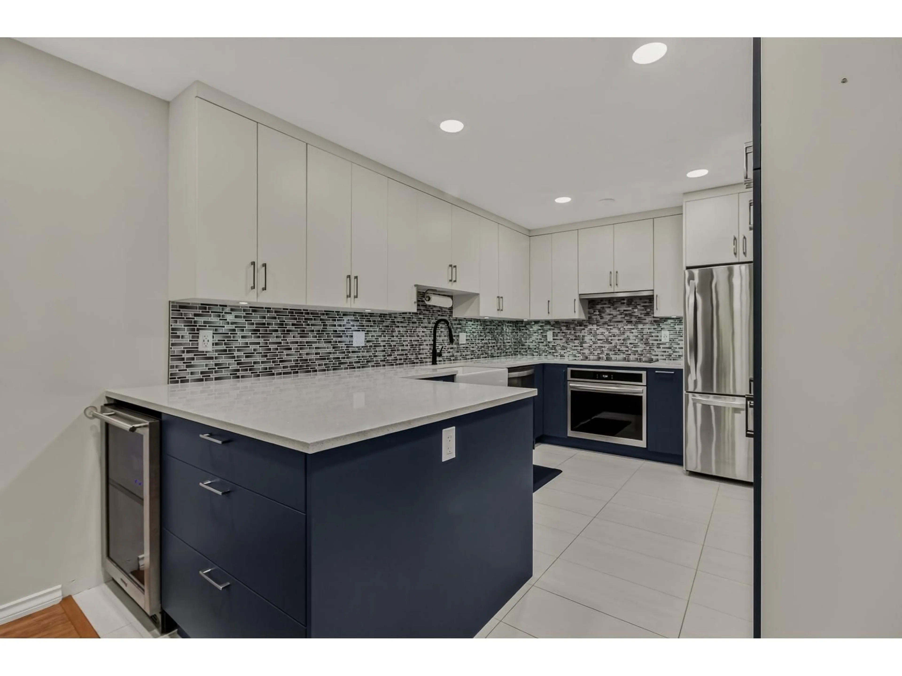 Contemporary kitchen, ceramic/tile floor for 5 - 13918 58 AVENUE, Surrey British Columbia V3X3N8