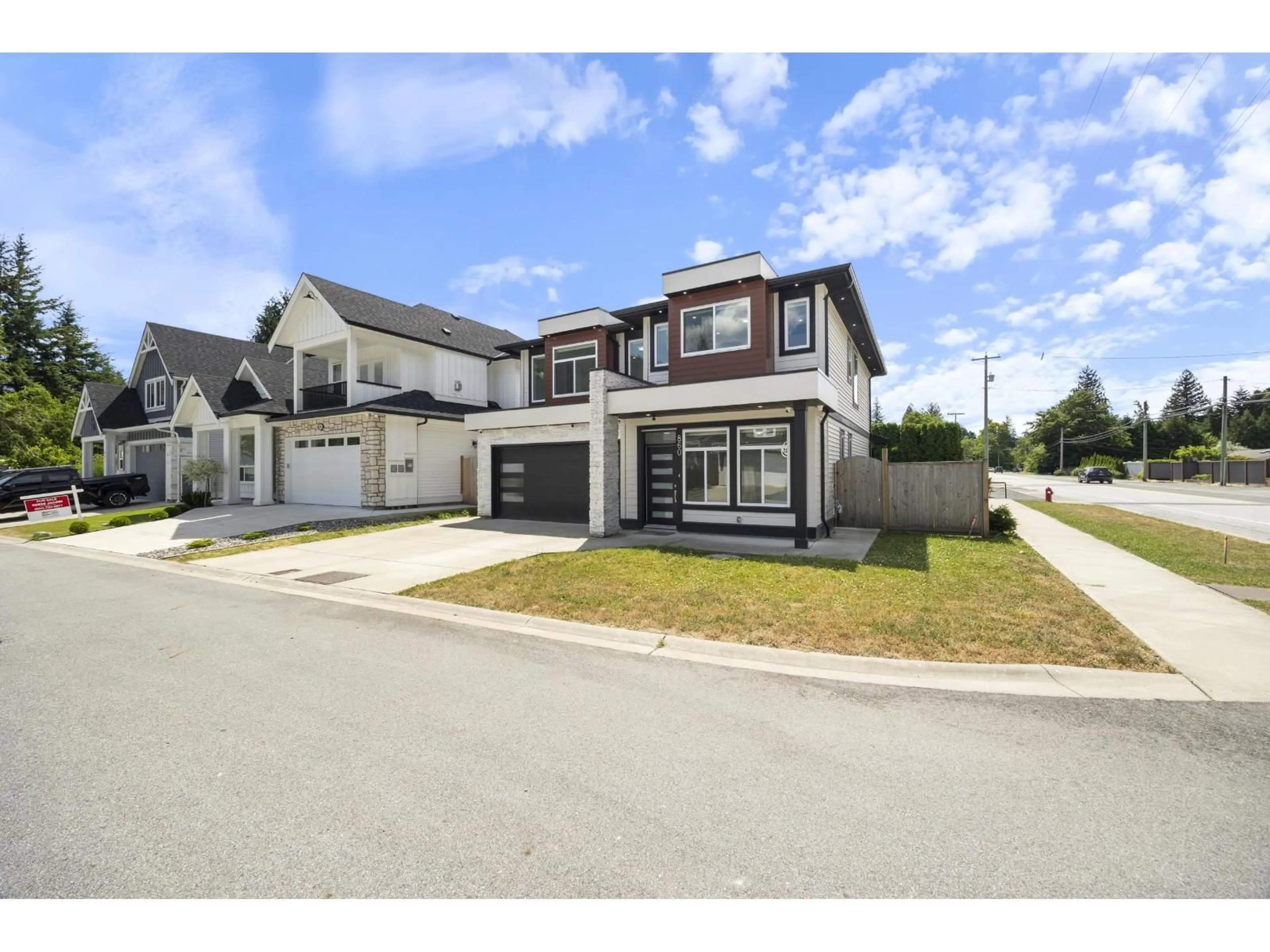 A pic from outside/outdoor area/front of a property/back of a property/a pic from drone, street for 860 WILLOW PLACE, Harrison Hot Springs British Columbia V0M1K0